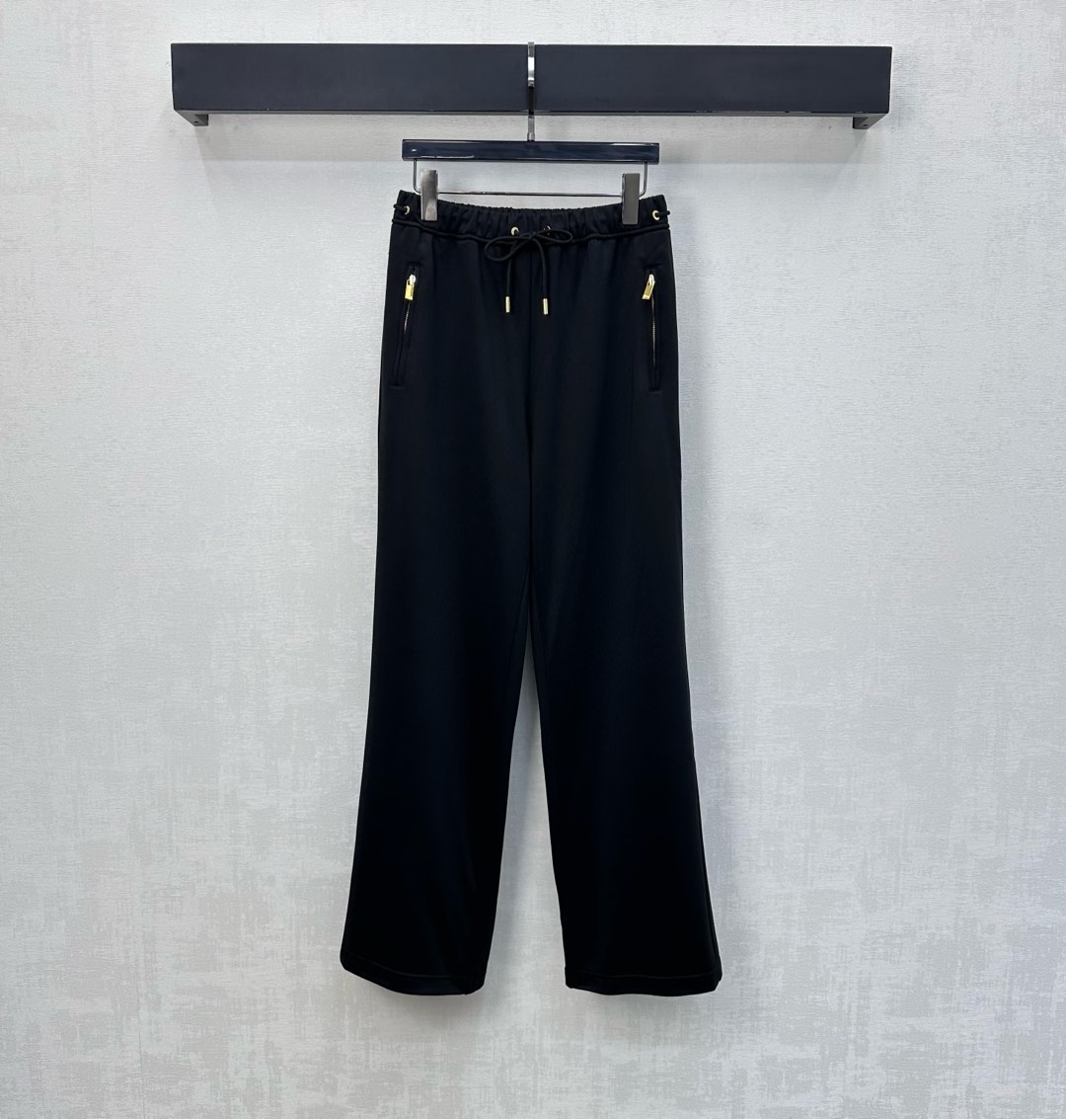 NO:609926,Dio*2025 new arrival drawstring straight trousers, customized YB imported twill cotton material, comfortable and stylish, elastic elastic waist with drawstring adjustment design, adding layering to the shape, symmetrical engraved metal zipper pocket decoration, highlighting the brand tone, development of surface accessories, high-waisted straight trousers cut, casual matching and wearing more casual and fashionable, high version 2 colors, dior, alexander wang19860909Dio*2025新品上架抽绳直筒长裤定制YB进口斜纹全棉材质 垂顺舒适有型 弹力松紧腰身搭配抽绳调节设计 增添造型层次感 对称刻印金属拉链口袋装饰 彰显品牌调性 面辅料开发 高腰直筒长裤剪裁 随意搭配穿搭更为休闲时髦 高版本2色,,dior,alexander wang,Women's clothing