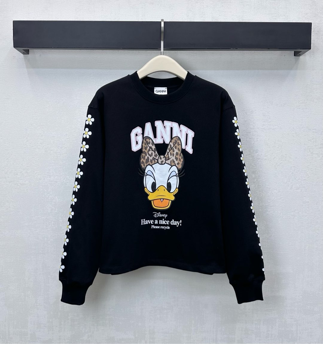 NO:609942,Gann*2025 new products are on the shelves Disney co-branded long-sleeved custom YB imported cotton material, breathable and comfortable, with full texture. The collar and cuffs are processed with threaded hemming details. The Disney Donald Duck pattern is embellished in the center of the chest to effectively brighten the overall visual effect. Combined with the chrysanthemum logo on the sleeve side, it adds a layered look. The back uses hot-drilling technology to present the iconic letter elements, highlighting the brand's tone. Development of surface accessories. Round-neck long-sleeved T-shirt tailoring. Can be easily used for daily travel or leisure entertainment.  high version,,tees,t-shirt,alexander wang19860909Gann*2025新品上架迪士尼联名长袖定制YB进口棉纶材质 透气舒适 质感十足 领边与袖口沿用螺纹包边细节处理 胸前居中点缀迪士尼唐老鸭图案 有效提亮整体视觉效果 配合袖侧菊花徽标 增添造型层次感 后背采用烫钻工艺呈现标志性字母元素 彰显品牌调性 面辅料开发 圆领长袖T恤剪裁 日常出行还是休闲娱乐都能轻松驾驭 高版本,,tees，t-shirt,alexander wang,Women's clothing