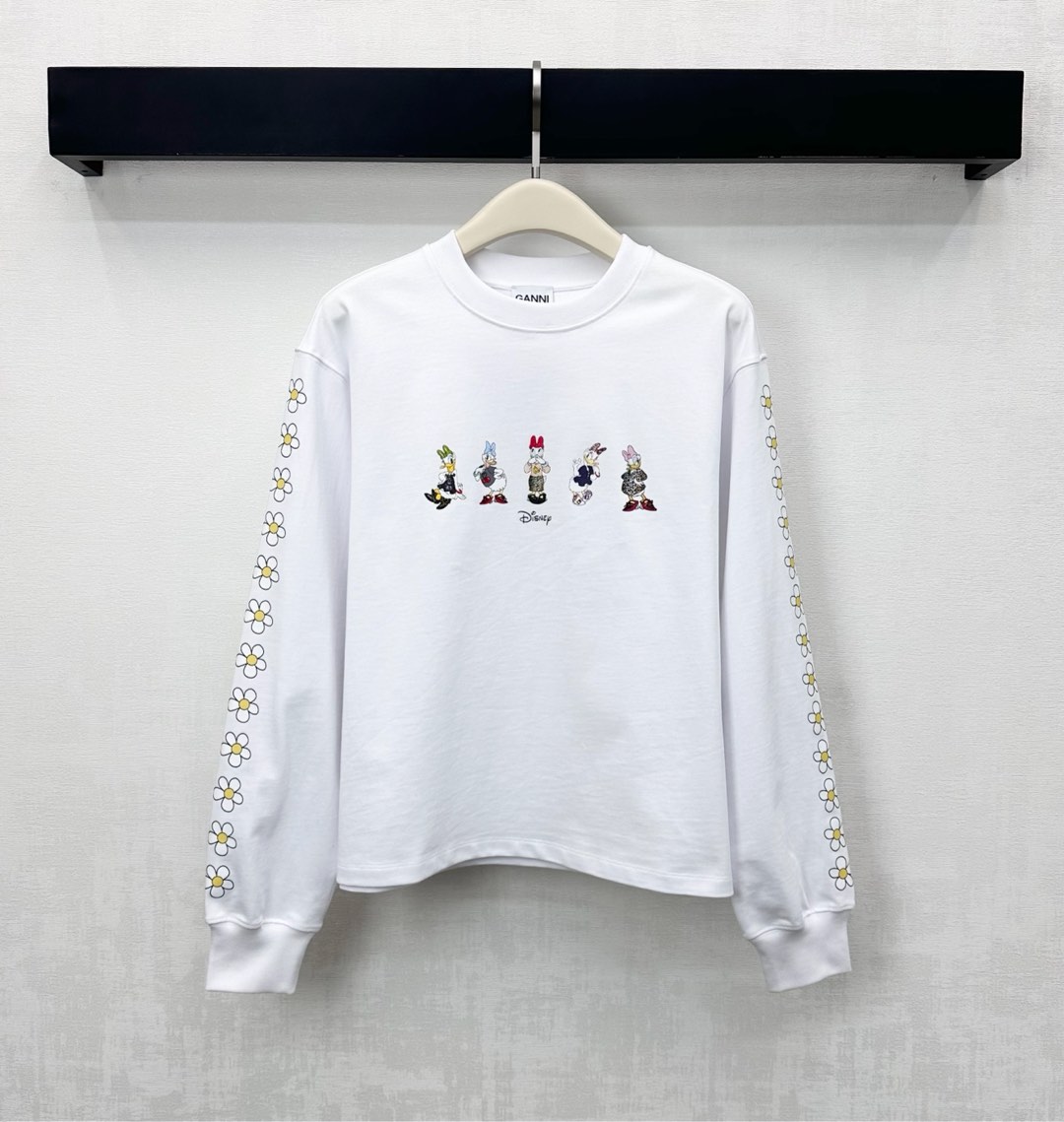 NO:609901,Gann*2025 new products are on the shelves Disney co-branded long-sleeved custom YB imported cotton material, breathable and comfortable, with full texture. The collar and cuffs are processed with threaded hemming details. The Disney Donald Duck pattern is embellished in the center of the chest to effectively brighten the overall visual effect. Combined with the chrysanthemum logo on the sleeve side, it adds a layered look. The back uses hot-drilling technology to present the iconic letter elements, highlighting the brand's tone. Development of surface accessories. Round-neck long-sleeved T-shirt tailoring. Can be easily used for daily travel or leisure entertainment.  high version,,tees,t-shirt,alexander wang19860909Gann*2025新品上架迪士尼联名长袖定制YB进口棉纶材质 透气舒适 质感十足 领边与袖口沿用螺纹包边细节处理 胸前居中点缀迪士尼唐老鸭图案 有效提亮整体视觉效果 配合袖侧菊花徽标 增添造型层次感 后背采用烫钻工艺呈现标志性字母元素 彰显品牌调性 面辅料开发 圆领长袖T恤剪裁 日常出行还是休闲娱乐都能轻松驾驭 高版本,,tees，t-shirt,alexander wang,Women's clothing