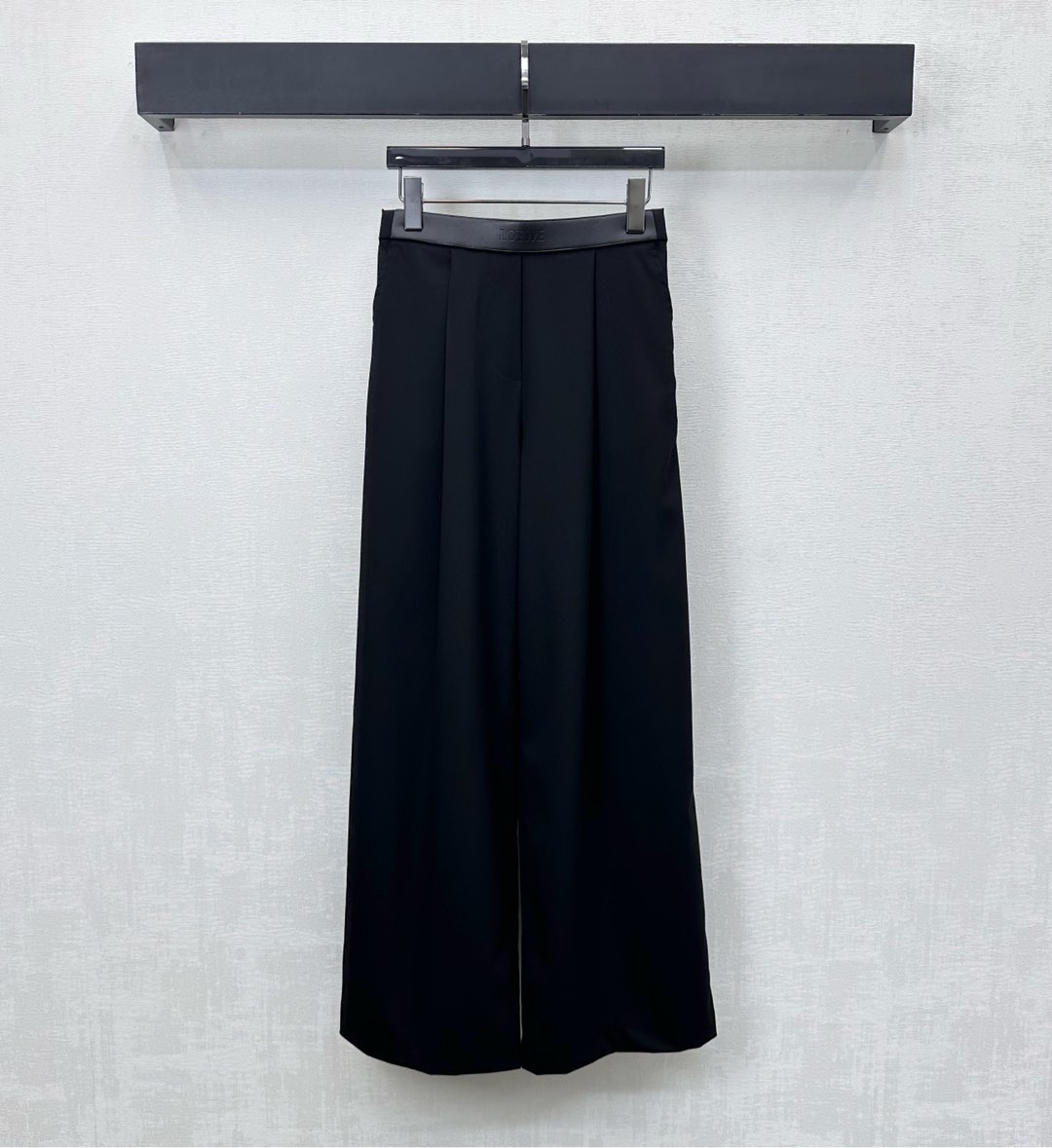 NO:609912,Loew*2025 new arrival belt suit trousers customized YB imported suit material Glossy and comfortable The belt design with letter logo on the waistband highlights the brand tone Pleated cropped version with elastic waistband adjustment to add layering to the look Surface accessories development Straight-leg wide-leg trousers cut Can be paired with suit jackets of the same series The first choice for commuting and attending events Aura and charm High version 2 colors, loro piana, jackets & coats, business suit, alexander  wang19860909Loew*2025新品上架皮带西装长裤定制YB进口西装材质 光泽垂顺舒适 裤腰拼接字母徽标皮带设计 彰显品牌调性 压褶裁剪版型配合后腰弹力腰头调节处理 增添造型层次感 面辅料开发 直筒阔腿长裤剪裁 可搭配同系列西装外套 通勤与出席活动穿搭首选 气场魅力 高版本2色,,loro piana,jackets & coats,business suit,alexander wang,Women's clothing