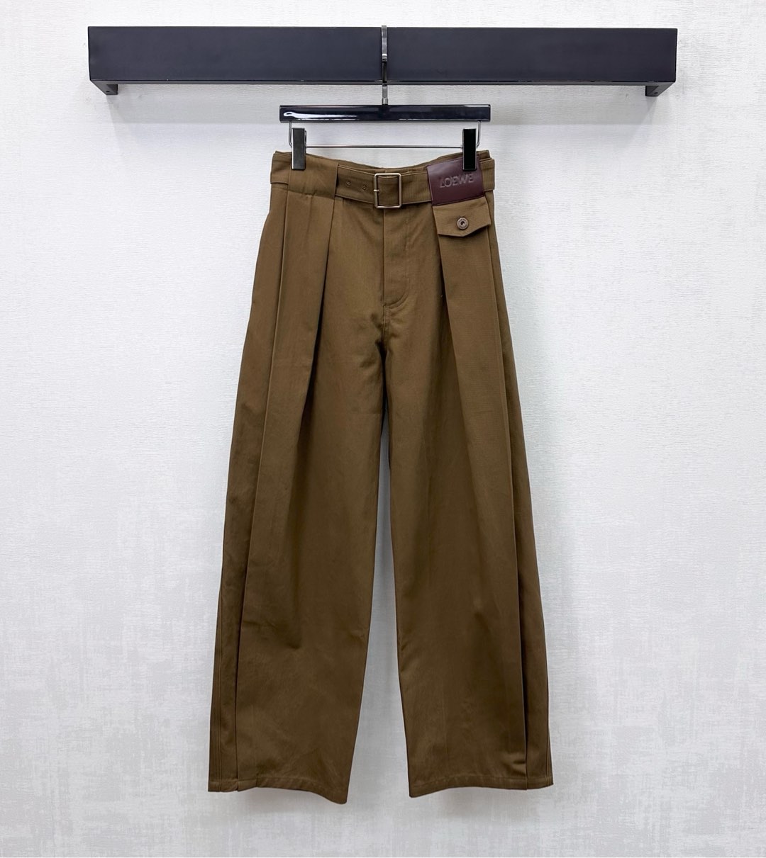 NO:609952,Loew*2025 new arrival leather label belt denim trousers. Customized YB imported twill cotton denim material. Stiff and stylish. Multiple enzyme washing to present a full retro color. The fabric perforated belt is processed with contour line traces to add layering to the look. The waist is decorated with iconic engraved letter leather label decoration to highlight the brand tone. Surface accessories development. High-waisted wide-leg trousers pattern tailoring. Casual matching and high-end fashion. Pants colors and materials are different. Prices are also different. Please note when placing an order.  High version,,loewe,alexander wang19860909Loew*2025新品上架皮标腰带牛仔长裤 定制YB进口斜纹棉牛仔材质 挺括有型 多重酵素水洗呈现饱满复古颜色 本布穿孔腰带配合轮廓线走线痕迹处理 增添造型层次感 腰间点缀标志性刻印字母皮标装饰 彰显品牌调性 面辅料开发 高腰阔腿长裤版型剪裁 随意搭配穿搭高级时髦 裤子颜色材质不同 价格也有区分 下单注意  高版本,,loewe,alexander wang,Women's clothing