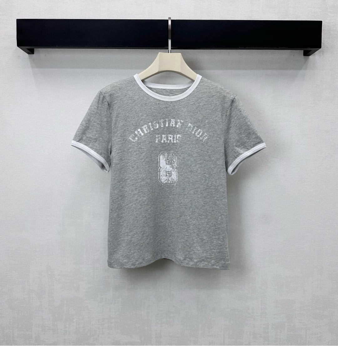 NO:609953,Dio*2025 new products are on the shelves with contrasting printing and custom YB made of cotton. Breathable and comfortable, full of texture. The collar and cuffs are processed with white threaded hemming details to match the overall contrasting design to enrich the visual enjoyment and add layering to the look. The iconic letter printing element is embellished in the center of the chest and echoes the little bee logo on the back to highlight the brand tone. Development of surface accessories. Conventional round neck short-sleeved T-shirt tailoring. It is fashionable to wear alone.  High version, dior, T-shirt, tees, t-shirt, alexander wang19860909Dio*2025新品上架撞色印花定制YB进去全棉材质 透气舒适 质感十足 领边和袖口白色螺纹包边细节处理 配合整体撞色设计 丰富视觉享受 增添造型层次感 胸前居中点缀标志性字母印花元素 呼应后背小蜜蜂徽标 彰显品牌调性 面辅料开发 常规圆领短袖T恤剪裁 单穿内搭出彩时髦 高版本,,dior,T-shirt,tees，t-shirt,alexander wang,Women's clothing