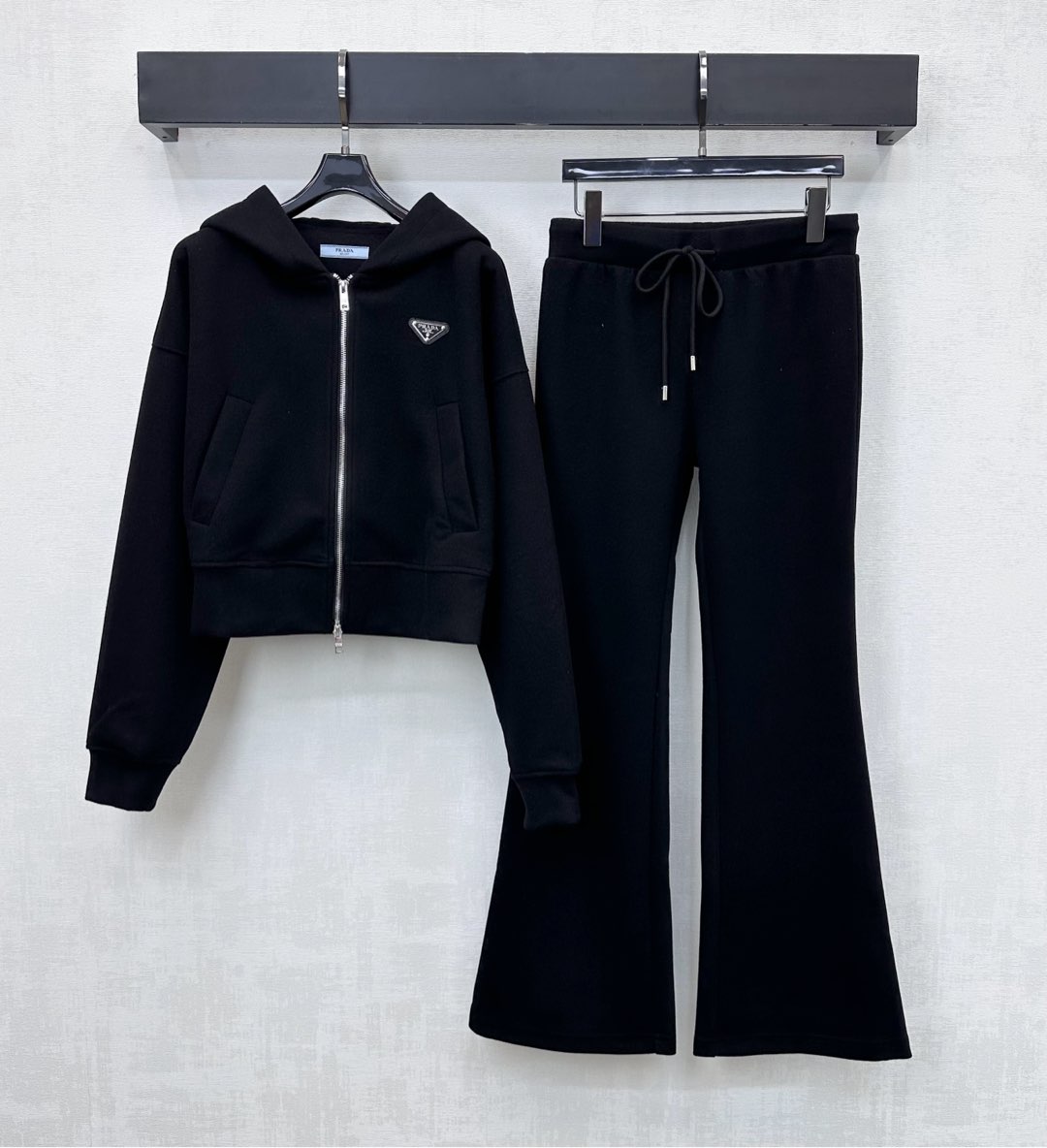 NO:609967,Prad*2025 new products are on the shelves. Hooded jacket and trousers suit. Customized YB imported material. Sleek and stylish. Full texture. The placket is adjusted with an engraved zipper to match the drawstring design on the bottom. Matching details of the hem and cuffs are threaded to add layering to the look. The iconic metal triangle logo element is embellished on the chest, echoing the waist and hip details. Highlighting the brand's tone. Development of surface accessories. Zippered sweatshirt jacket straight-leg trousers suit tailoring. The complete set is casual and fashionable.  High version 2 colors,,hoodie,sweatshirts,jackets & coats,hats,alexander wang19860909Prad*2025新品上架 连帽外套长裤套装 定制YB进口材质 垂顺有型 质感十足 开襟沿用刻印拉链调节配合下装抽绳设计 搭配衣摆和袖口螺纹包边细节处理 增添造型层次感 胸前点缀标志性金属三角徽标元素 与腰胯细节上下呼应 彰显品牌调性 面辅料开发 拉链卫衣外套直筒长裤套装剪裁 成套穿搭休闲时髦  高版本2色,,hoodie,sweatshirts,jackets & coats,hats,alexander wang,Women's clothing