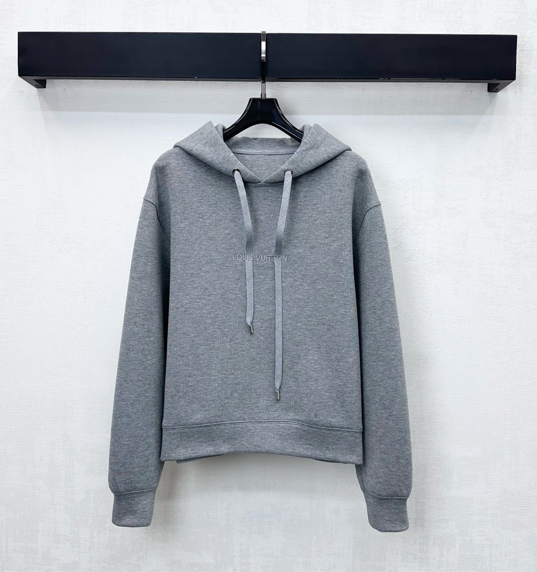 NO:621752,Louis Vuitto*2025 new arrivals, hooded drawstring short sweatshirt, custom made of YB imported air cotton material, breathable, comfortable and stylish. The drawstring is fixed on the iconic embroidered logo on the chest to highlight the brand tone. The hat is embellished with letters and logos to echo the design, adding layering to the look. Development of surface accessories. Short hooded sweatshirt tailoring. Fashionable and stylish when worn alone or layered. High version 3 colors, Louis Vuitto  vuitton,hoodie,sweatshirts,hats,alexander wang19860909Louis Vuitto*2025新品上架连帽抽绳短款卫衣定制YB进口空气全棉材质 透气舒适有型 沿用抽绳固定于胸前标志性刺绣徽标之上 彰显品牌调性 帽子点缀字母章标呼应设计 增添造型层次感 面辅料开发 短款连帽卫衣剪裁 单穿叠穿时髦洋气 高版本3色,,louis vuitton,hoodie,sweatshirts,hats,alexander wang,Women's clothing