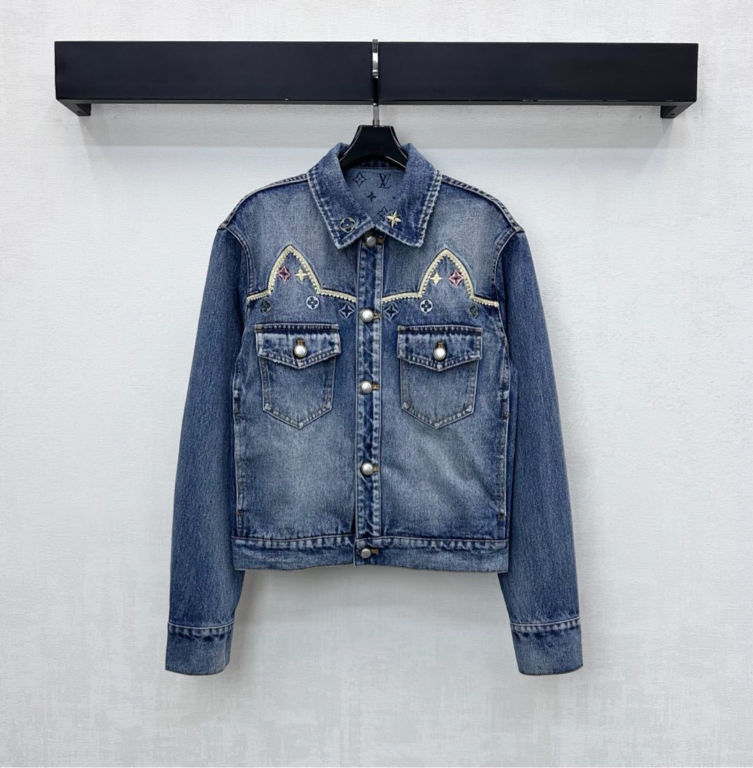 NO:739452,Louis Vuitto*2026 New Arrival Heavy Duty Denim Jacket Jacket Made of YB Imported Twill Cotton Denim Material Comfortable, Breathable, Stiff and Stylish Whole-body enzyme washed and evenly dyed to present retro high-end blue Round button engraved button adjustment design along the front with curved embroidered binding design to add layering to the look Signature four-leaf clover letter embroidery on the chest and embroidered flowers on the back form a logo pattern element Highlighting the development of brand tonal accessories Lapel jacket tailoring  It can be paired with the high-waisted trousers of the same series. It can be worn as a complete set to look fashionable. It can also be purchased separately to match the high version, Louis Vuitton, jackets & coats,jackets & coats,19860909Louis Vuitto*2026新品上架重工牛仔夹克外套定制YB进口斜纹棉牛仔材质 舒适透气 挺括有型 通体酵素水洗均匀染色呈现复古高级蓝 前襟沿用圆扣刻印纽扣调节设计 配合弧形绣花捆边设计 增添造型层次感 胸前点缀标志性四叶草字母刺绣装饰 与后背刺绣花朵形成徽标图案元素 彰显品牌调性面辅料开发 翻领夹克外套剪裁 可搭配同系列高腰长裤 成套穿搭出彩时髦 也可分开购入搭配  高版本,,louis vuitton,jackets & coats,jackets & coats,,Women's clothing