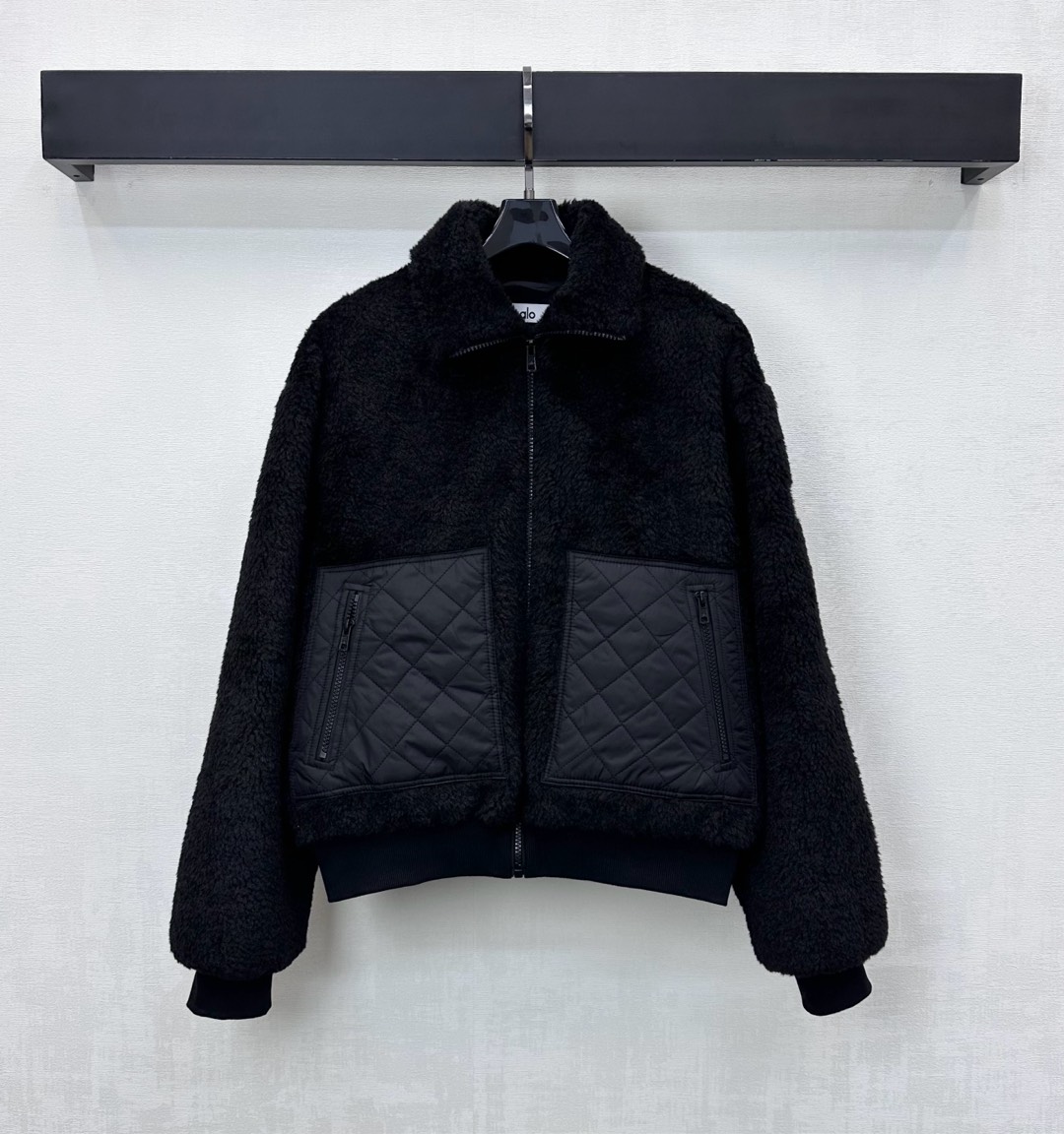 NO:611588,alo*2025 new arrival lamb wool rhombus jacket customized with YB imported nylon lamb wool material, comfortable texture, warm and fashionable. Ready-made garments are decorated with elastic knitted cuffs and hem. Designed with spliced rhombus texture to add layering to the look. Excellent wind and cold protection effect. Iconic letter logo decoration on the sleeve side to highlight the brand tone. Development of surface accessories. Lapel zipper jacket style tailoring. Must-have versatile style for autumn and winter. Fashionable and fashionable outfit.  High version 2 colors,,jackets & coats,alexander wang19860909alo*2025新品上架羊羔毛菱格外套定制YB进口尼龙羊羔毛材质 质感舒适 保暖时尚 成衣饰以弹力针织袖口下摆处理 配合拼接菱格纹理设计 增添造型层次感 防风御寒效果绝佳 袖侧点缀标志性字母徽标装饰 彰显品牌调性 面辅料开发 翻领拉链外套版型剪裁 秋冬必备百搭款式 穿搭时髦洋气 高版本2色,,jackets & coats,alexander wang,Women's clothing