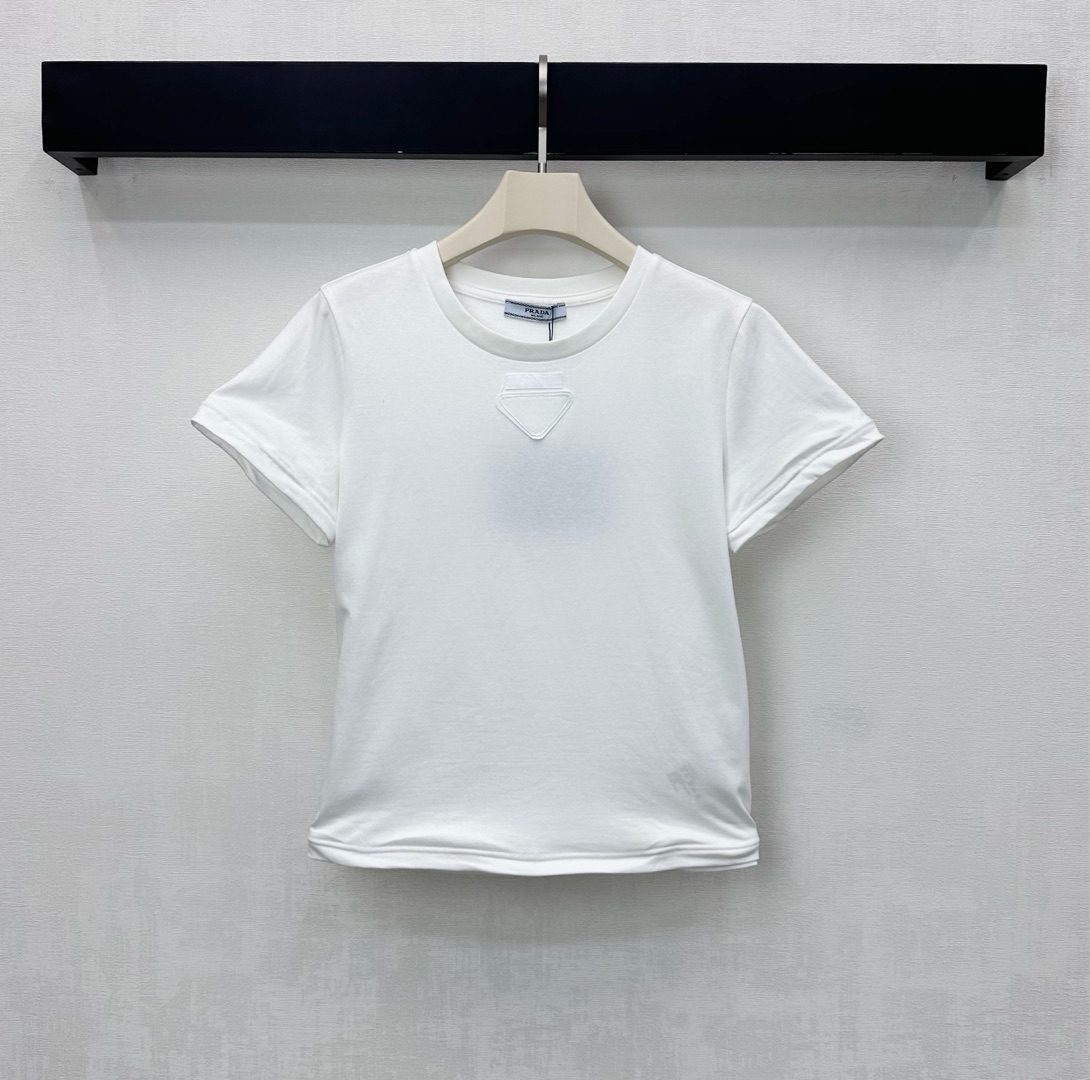 NO:611554,Prad*2025 new products are on the shelves. Round neck, steel wire edge, custom-made YB imported raw cotton material, comfortable, breathable and full of texture. Triangular logo and iconic letter elements are decorated in the center of the chest to highlight the brand tone. The cuffs and hem are still decorated with steel wire and are processed with threaded hemming details to add layering to the look. Development of surface accessories. Slim-fitting short T-shirt cut. It is stylish when worn alone.  High version 2 colors, prada, tees, t-shirt, alexander wang19860909Prad*2025新品上架圆领钢丝边定制YB进口原生棉材质舒适透气 质感十足 胸前居中本布三角形徽标和标志性字母元素装饰 彰显品牌调性 袖口与衣摆沿用钢丝修饰设计 配合螺纹包边细节处理 增添造型层次感 面辅料开发 修身短款T恤版型剪裁 单穿内搭出彩时髦 高版本2色,,prada,tees，t-shirt,alexander wang,Women's clothing