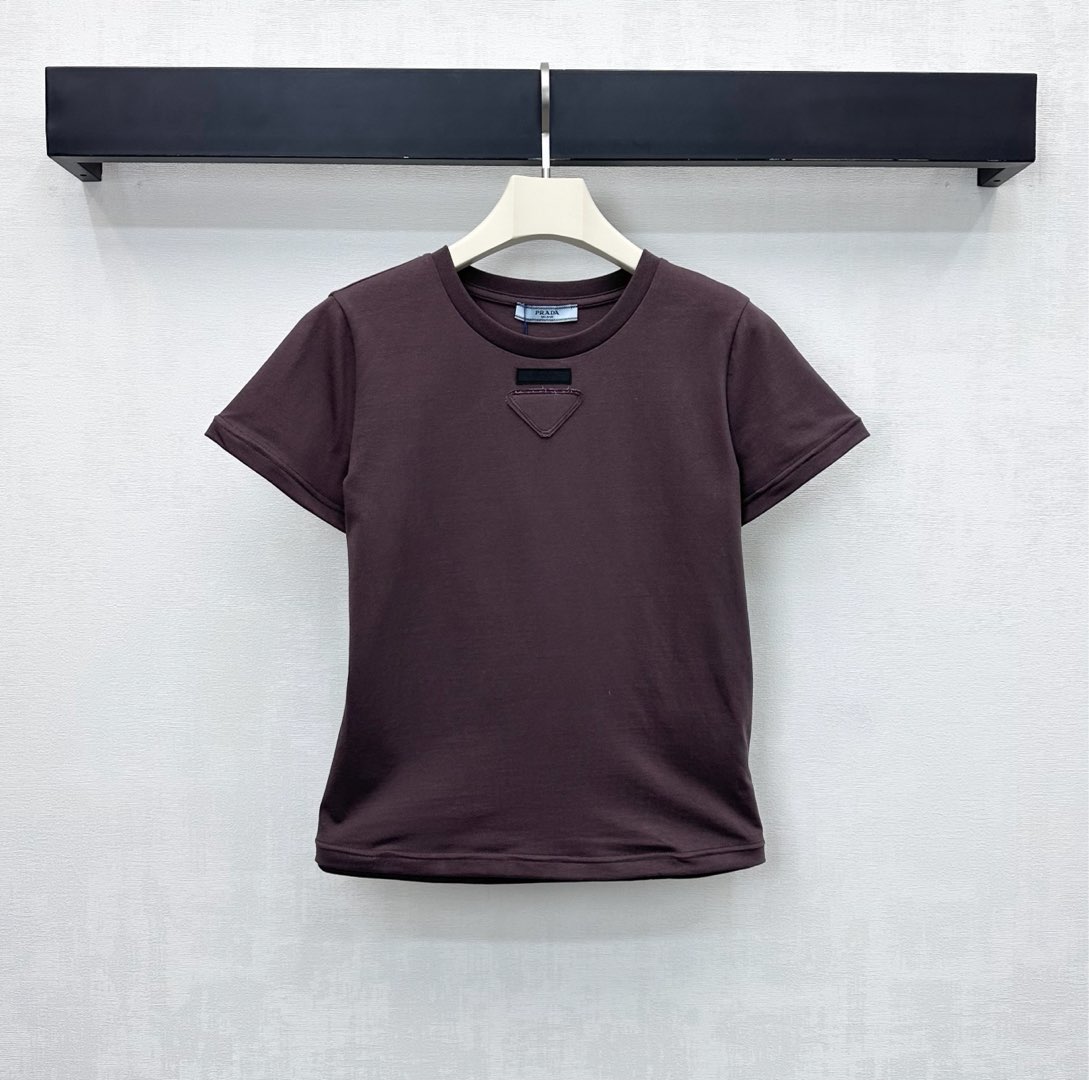 NO:611564,Prad*2025 new products are on the shelves. Round neck, steel wire edge, custom-made YB imported raw cotton material, comfortable, breathable and full of texture. Triangular logo and iconic letter elements are decorated in the center of the chest to highlight the brand tone. The cuffs and hem are still decorated with steel wire and are processed with threaded hemming details to add layering to the look. Development of surface accessories. Slim-fitting short T-shirt cut. It is stylish when worn alone.  High version 2 colors, prada, tees, t-shirt, alexander wang19860909Prad*2025新品上架圆领钢丝边定制YB进口原生棉材质舒适透气 质感十足 胸前居中本布三角形徽标和标志性字母元素装饰 彰显品牌调性 袖口与衣摆沿用钢丝修饰设计 配合螺纹包边细节处理 增添造型层次感 面辅料开发 修身短款T恤版型剪裁 单穿内搭出彩时髦 高版本2色,,prada,tees，t-shirt,alexander wang,Women's clothing