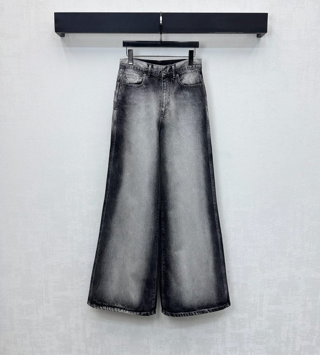 NO:611549,Dio*2025 new products are on the shelves. Matte white blend-dyed denim trousers are made of custom-made YB imported twill cotton denim. Breathable, comfortable and stylish. Multiple enzyme washing processes create a retro blooming effect. Presenting a large area of ​​frosted white and dark black to highlight the outer contour. Adding layering to the look. The edge of the back waist is decorated with letter leather labels to highlight the brand tone. High-waisted buttoned wide-leg trousers are cut to easily wear a fashionable and stylish look with good proportions. High version, dior, alexander wang19860909Dio*2025新品上架磨白晕染牛仔长裤定制YB进口斜纹棉牛仔材质 透气舒适有型 多重酵素水洗工艺处理 打造复古晕染效果 呈现大面积磨白与深黑衔接突出外轮廓 增添造型层次感 后腰边缘点缀字母皮标装饰 彰显品牌调性 高腰系扣阔腿长裤剪裁 轻松穿出好比例时髦洋气 高版本,,dior,alexander wang,Women's clothing