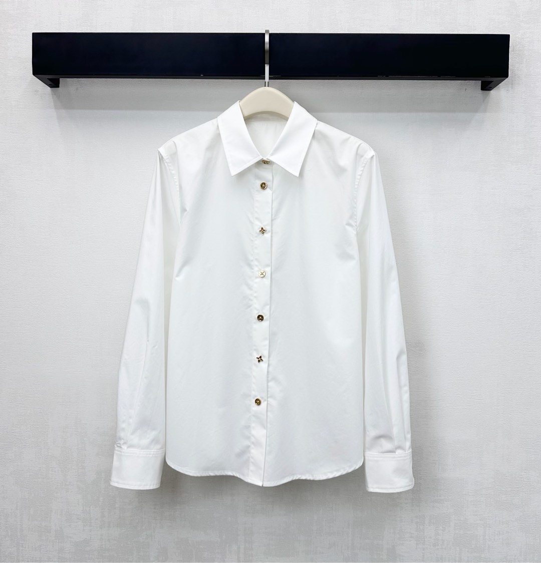NO:621740,Louis Voutto*2025 new products are on the shelves. Art buttoned lapel shirts are made of YB imported twill cotton material. They are skin-friendly and comfortable. Breathable and smooth. The placket is decorated with various styles and irregular buttons to adjust and add layering to the look. They are all designed with the iconic four-leaf clover letter logo elements to highlight the brand tone and echo the cufflinks. Presenting different pattern textures. Development of surface accessories. Lapel long-sleeved shirt tailoring. The first choice for commuting and attending events. Full of casual matching.  high version,,louis vuitton,shirts,alexander wang19860909Louis Voutto*2025新品上架艺术襟扣翻领衬衫定制YB进口斜纹全棉材质 亲肤舒适 透气垂顺 开襟多样款式不规则纽扣调节装饰 增添造型层次感 均以标志性四叶草字母徽标元素设计 彰显品牌调性 同时与袖扣形成呼应 呈现出不同花型肌理 面辅料开发 翻领长袖衬衣版型剪裁 通勤与出席活动穿搭首选 随意搭配气场十足  高版本,,louis vuitton,shirts,alexander wang,Women's clothing