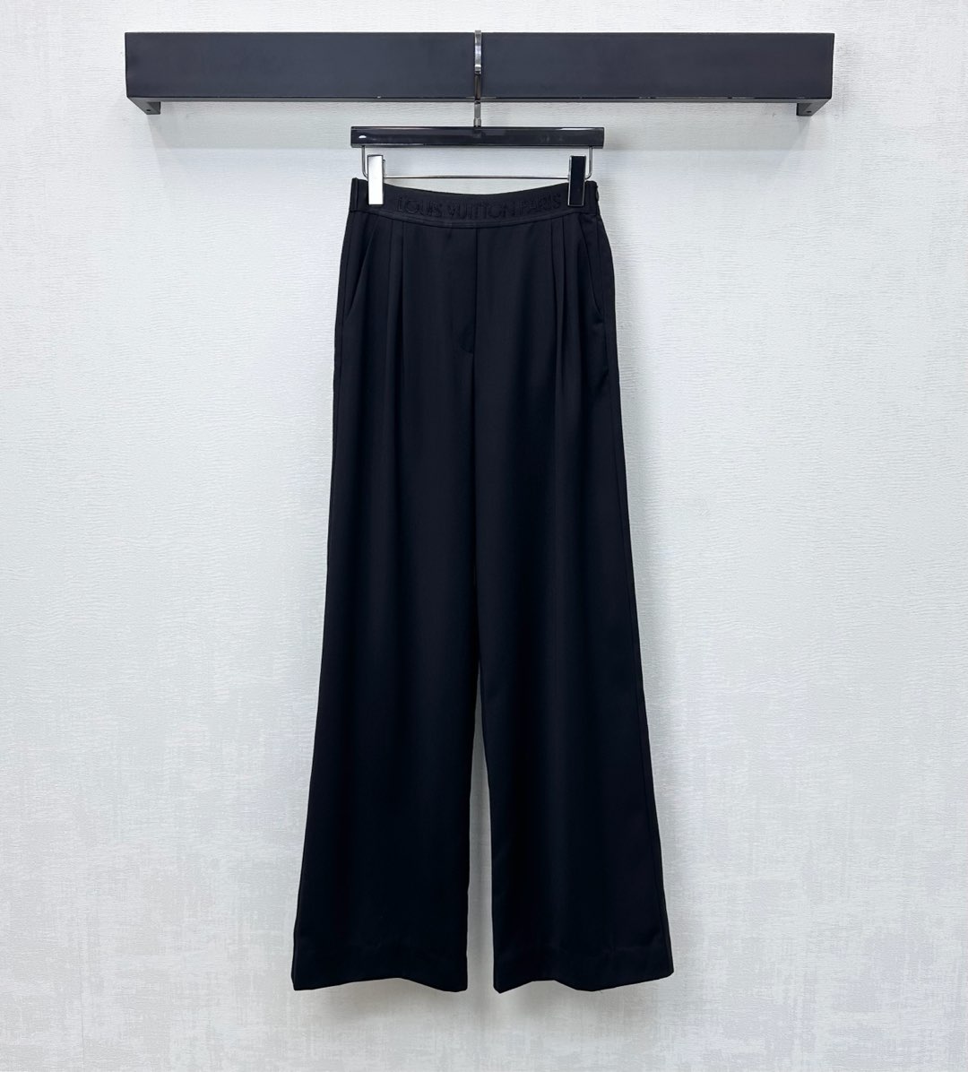 NO:621737,Louis Voutto*2025 new arrivals. Webbing suit trousers are made of custom-made YB imported rayon material. They are shiny and draped. The signature letter logo webbing girdle design is used to highlight the brand tone. Pleated trouser legs are cut with symmetrical pocket decoration to add layering to the look. Surface accessories development. High-waisted wide-leg trousers are cut. The first choice for commuting and attending events. Full of aura with casual matching. High version, Louis Vuitton, business suit, alexander wang19860909Louis Voutto*2025新品上架织带西装长裤定制YB进口人棉材质 光泽垂顺有型 沿用拼接标志性字母徽标织带腰封设计 彰显品牌调性 压褶裤腿裁剪配合对称口袋装饰 增添造型层次感 面辅料开发 高腰阔腿长裤剪裁 通勤与出席活动穿搭首选 随意搭配气场十足 高版本,,louis vuitton,business suit,alexander wang,Women's clothing