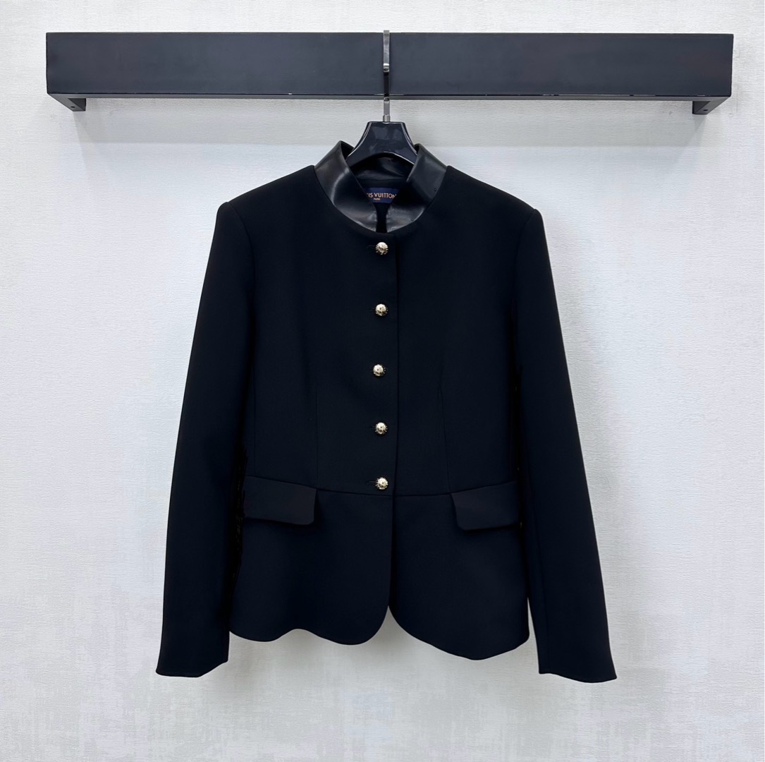 NO:621731,Louis Vuitto* 2025 new arrivals stand-up collar leather suit jacket, customized YB imported suit material, crisp and stylish, large body black and leather collar splicing design, adding layering to the look. Open cuffs are engraved with gold buckle adjustment decoration to echo the leather label on the back collar, highlighting the brand's tone. The waist has its own waistline proportions and symmetrical flap pockets, showing the British literary accent. Development of surface accessories. Small stand-up collar suit jacket tailoring. The first choice for commuting and attending events. Full of aura in casual matching.  high version,,louis vuitton,jackets & coats,business suit,alexander wang19860909Louis Vuitto*2025新品上架立领皮革西装外套定制YB进口西装材质 挺括有型 大身黑色与皮革领边拼接设计 增添造型层次感 开襟袖口印刻金扣调节装饰呼应后领皮标 彰显品牌调性 腰身自带腰线划分比例配合对称翻盖口袋 尽显英伦文艺腔调 面辅料开发 小立领西装外套剪裁 通勤与出席活动穿搭首选 随意搭配气场十足 高版本,,louis vuitton,jackets & coats,business suit,alexander wang,Women's clothing
