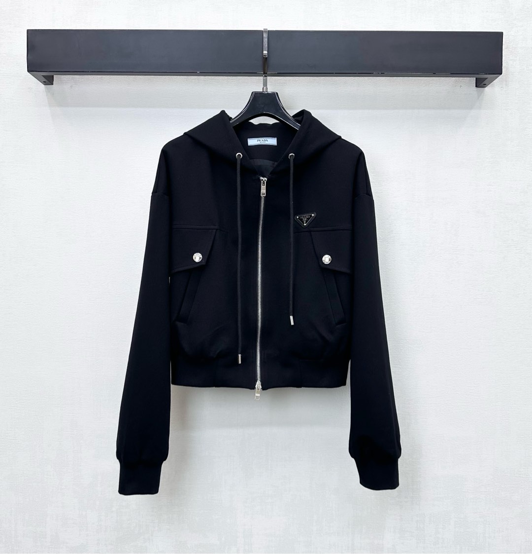 NO:621719,Prad*2025 new arrivals hooded zipper jacket made of imported YB twill cotton material, crisp, comfortable and stylish, two-way zipper adjustment design with symmetrical diagonal flap pocket decoration, adding layering to the look, iconic triangle logo decoration on the chest, highlighting brand tone, development of surface accessories, hooded zipper jacket tailoring, short version upper body modification proportion, casual and fashionable, high version, jackets & coats, hats, alexander  wang19860909Prad*2025新品上架连帽拉链外套定制YB进口斜纹全棉材质 挺括舒适有型 开襟双向拉链调节设计 配合对称斜插翻盖口袋装饰 增添造型层次感 胸前点缀标志性三角徽标装饰 彰显品牌调性 面辅料开发 连帽拉链外套版型剪裁 短款版型上身修饰比例 随意外搭潮流时髦 高版本,,jackets & coats,hats,alexander wang,Women's clothing