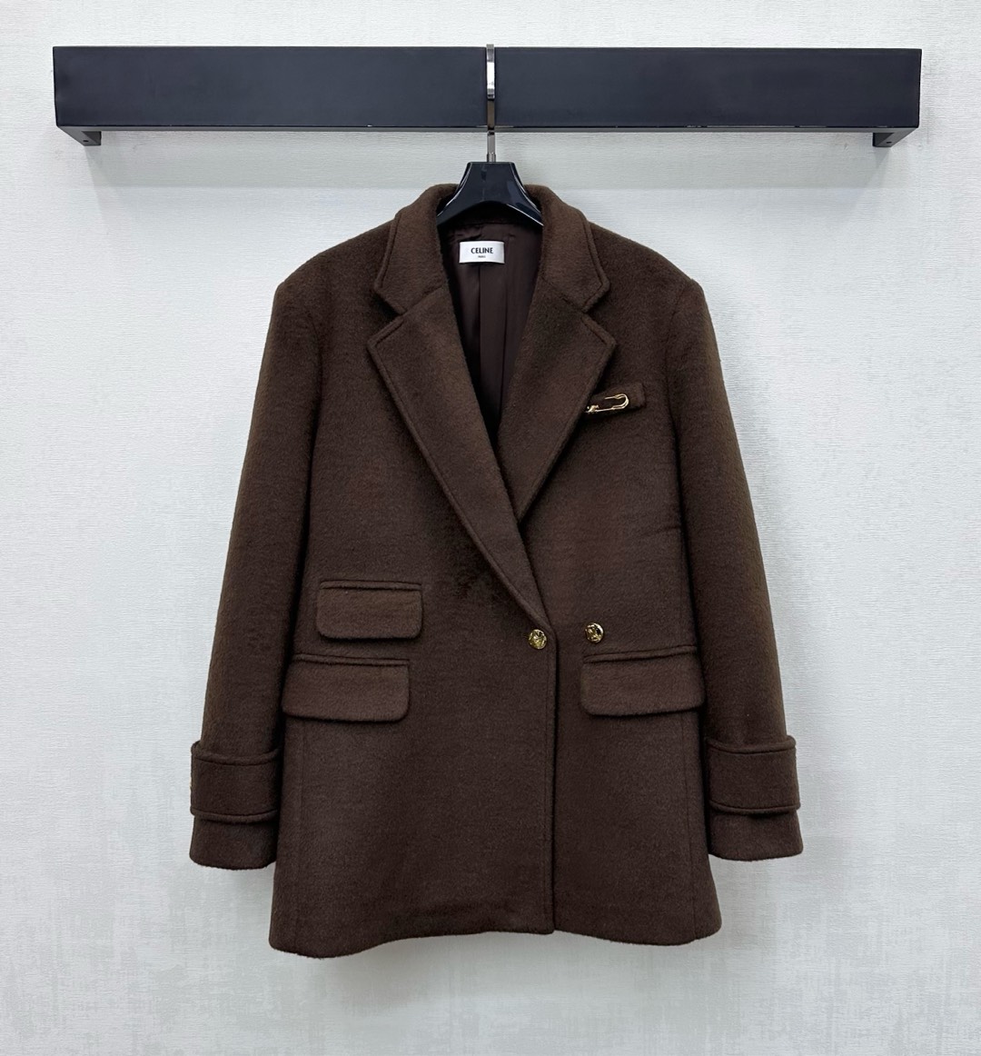 NO:621736,Celin*2025 new arrivals, lapel brooch blazer, customized YB imported blended wool material, obvious texture, high-quality texture, metal pin decoration on the chest, adding layering to the look, Arc de Triomphe buttons and cufflinks adjustment design, highlighting the brand tone, fabric and accessories development, lapel shoulder blazer tailoring, full of British literary style, easy to wear, casual and relaxed, layering is fashionable, high version,,celine,jackets & coats,business  suit,brooch,breastpin,alexander wang19860909Celin*2025新品上架翻领胸针西装外套定制YB进口混纺羊毛材质 肌理明显 质感上乘 胸前点缀金属别针装饰 增添造型层次感 开襟凯旋门纽扣袖扣调节设计 彰显品牌调性 面辅料开发 翻领正肩西装外套剪裁 尽显英伦文艺风格 穿搭不挑身材洋气松弛 叠穿出彩时髦  高版本,,celine,jackets & coats,business suit,brooch，breastpin,alexander wang,Women's clothing