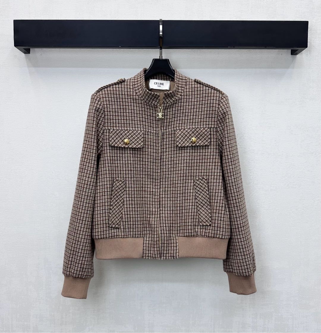 NO:621725,Celin*2025 new products are on the shelves. Plaid stand-up collar jacket is made of YB imported blended wool material. It is crisp and stylish. The whole-body houndstooth contrasting design adds a sense of layering to the look. It is suitable for autumn and winter casual wear. The chest flap pockets and the triumph placket buckle echo the shoulder buckle to highlight the brand tone. The three-dimensional threaded hemming cutting is more eye-catching and fashionable. The development of surface accessories. The stand-up collar and right shoulder zipper jacket tailoring can be worn casually and fashionably.  High version,,celine,jackets & coats,jackets & coats,alexander wang19860909Celin*2025新品上架格纹立领夹克外套定制YB进口混纺羊毛材质 挺括垂顺有型 通体千鸟格纹撞色设计 增添造型层次感 适配秋冬休闲穿搭 胸前翻盖口袋凯旋门襟扣呼应肩扣 彰显品牌调性 立体螺纹包边裁剪更吸睛时髦 面辅料开发 立领正肩拉链外套剪裁 随意外搭时髦洋气 高版本,,celine,jackets & coats,jackets & coats,alexander wang,Women's clothing