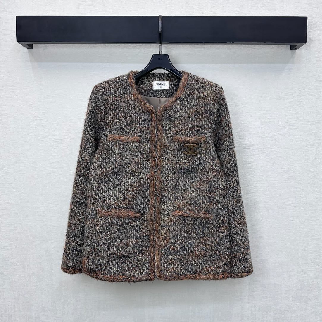 NO:621713,Chane*2025 New Arrival Brooch Binding Dress Jacket Customized YB Imported Worsted Wool Material with Obvious Texture and Superior Texture The collar extends to the hem and the pocket edges and cuffs are all bundled edge processing with a symmetrical three-dimensional four-pocket design to add layering to the look. The chest is embellished with the iconic metal double C letter brooch decoration to highlight the brand tone and show the model of celebrity style. Development of surface accessories Round neck dress jacket style tailoring for casual wear and elegant temperament  High version 36 38 40,,chanel,jackets & coats,brooch,breastpin,alexander wang19860909Chane*2025新品上架胸针捆边洋装外套定制YB进口精纺羊毛材质 肌理明显 质感上乘 领边延伸至下摆与口袋边和袖口都沿用捆绑包边处理配合对称立体四口袋设计 增添造型层次感 胸前点缀标志性金属双C字母胸针装饰 彰显品牌调性 尽显名媛风典范 面辅料开发 圆领洋装外套版型剪裁 随意搭配穿搭优雅气质 高版本36 38 40,,chanel,jackets & coats,brooch，breastpin,alexander wang,Women's clothing