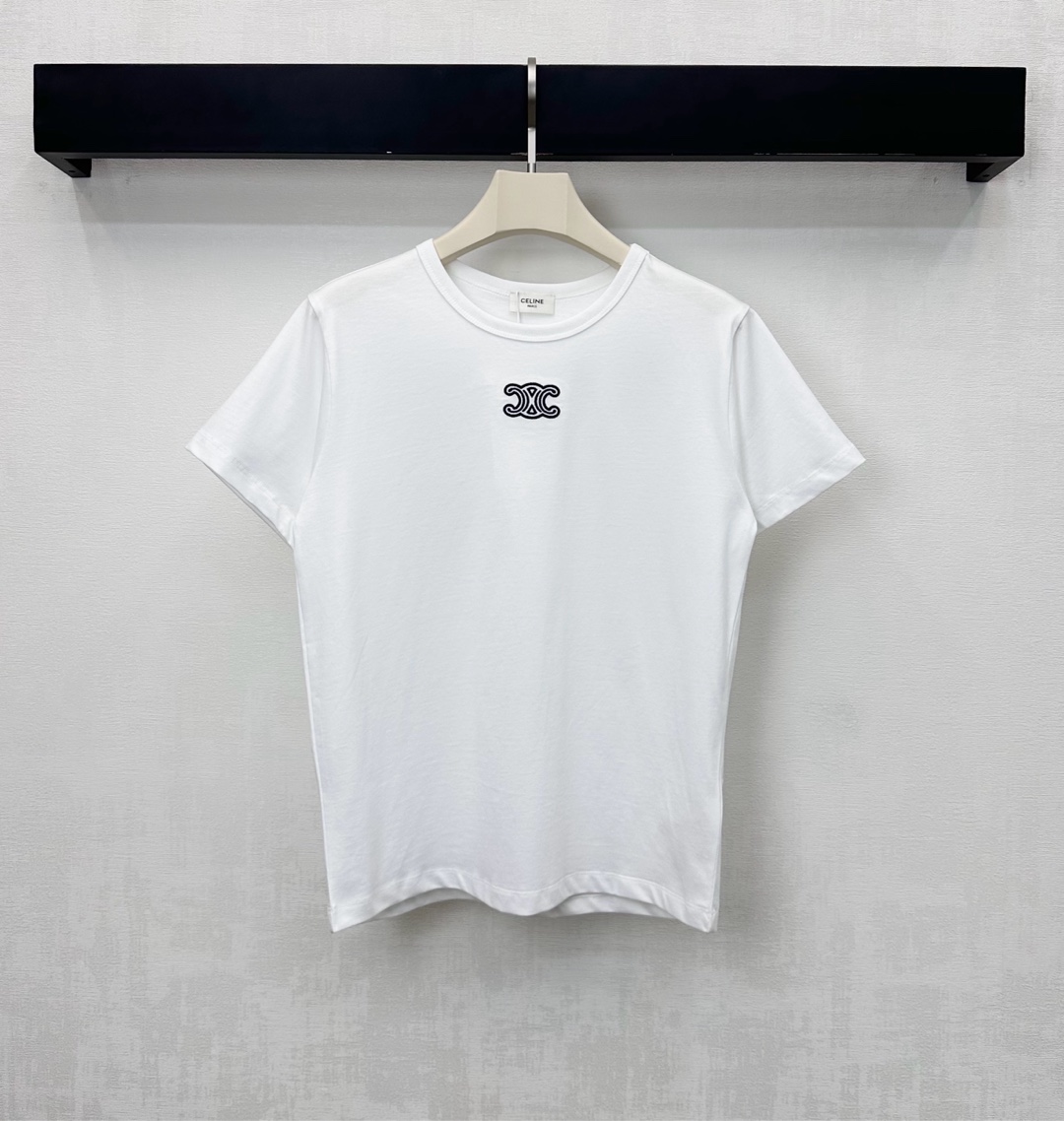 NO:622411,Celin*2025 new products are on the shelves. Round neck embroidered short-sleeved custom YB imported cotton material is full of texture, comfortable and breathable. The iconic Arc de Triomphe logo embroidery element is embellished in the center of the chest to highlight the brand tone. The collar edge is processed with threaded hemming details. The silhouette is designed with neat lines to add layering to the look. Development of surface accessories. Regular short-sleeved T-shirt tailoring. It is stylish when worn alone.  High version 4 colors,,celine,T-shirt,tees,t-shirt,alexander wang19860909Celin*2025新品上架圆领刺绣短袖定制YB进口全棉材质 质感十足 舒适透气 胸前居中点缀标志性凯旋门徽标刺绣元素 彰显品牌调性 领边沿用螺纹包边细节处理 配合利落线条流畅设计版型 增添造型层次感 面辅料开发 常规短袖T恤剪裁 单穿内搭出彩时髦  高版本4色,,celine,T-shirt,tees，t-shirt,alexander wang,Women's clothing