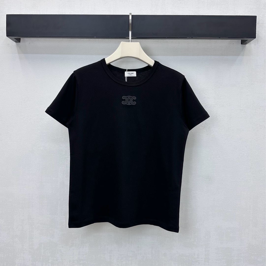 NO:622423,Celin*2025 new products are on the shelves. Round neck embroidered short-sleeved custom YB imported cotton material is full of texture, comfortable and breathable. The iconic Arc de Triomphe logo embroidery element is embellished in the center of the chest to highlight the brand tone. The collar edge is processed with threaded hemming details. The silhouette is designed with neat lines to add layering to the look. Development of surface accessories. Regular short-sleeved T-shirt tailoring. It is stylish when worn alone.  High version 4 colors,,celine,T-shirt,tees,t-shirt,alexander wang19860909Celin*2025新品上架圆领刺绣短袖定制YB进口全棉材质 质感十足 舒适透气 胸前居中点缀标志性凯旋门徽标刺绣元素 彰显品牌调性 领边沿用螺纹包边细节处理 配合利落线条流畅设计版型 增添造型层次感 面辅料开发 常规短袖T恤剪裁 单穿内搭出彩时髦  高版本4色,,celine,T-shirt,tees，t-shirt,alexander wang,Women's clothing