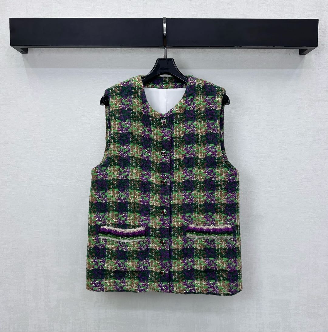 NO:622365,Chane*2025 new products are on the shelves. Plaid binding dress vest. Customized YB imported woolen material. The texture is obvious. The wool is visible to the naked eye. The texture is high-quality. The placket is decorated with the iconic letter logo element snaps to highlight the brand tone. The pocket edges are processed with bundled edge details. The overall contrasting plaid design adds layering to the look. Create a model of celebrity style. Development of surface accessories. Conventional cardigan style tailoring. The first choice for daily fashionable autumn and winter wear.  High version 3 colors 36 38 40,,chanel,alexander wang19860909Chane*2025新品上架 格纹捆边洋装马甲 定制YB进口粗纺羊毛呢材质 肌理明显 毛料肉眼可见 质感上乘 开襟沿用标志性字母徽标元素按扣装饰 彰显品牌调性 口袋边采用捆条包边细节处理 整体撞色格纹设计 增添造型层次感 打造名媛风典范 面辅料开发 常规开襟马甲版型剪裁 日常时髦精秋冬穿搭首选 高版本3色36 38 40,,chanel,alexander wang,Women's clothing