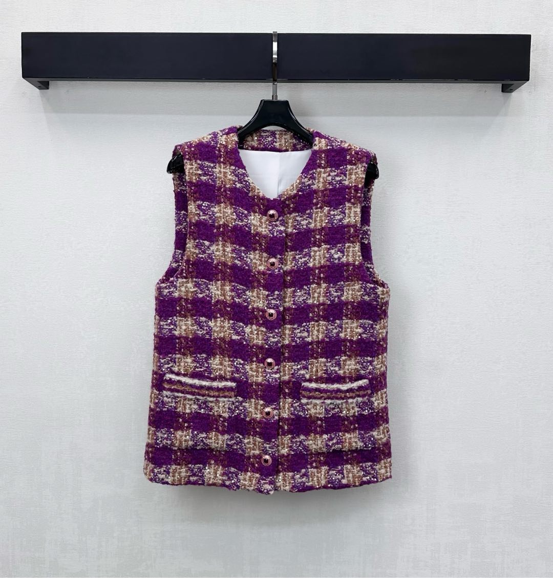 NO:622371,Chane*2025 new products are on the shelves. Plaid binding dress vest. Customized YB imported woolen material. The texture is obvious. The wool is visible to the naked eye. The texture is high-quality. The placket is decorated with the iconic letter logo element snaps to highlight the brand tone. The pocket edges are processed with bundled edge details. The overall contrasting plaid design adds layering to the look. Create a model of celebrity style. Development of surface accessories. Conventional cardigan style tailoring. The first choice for daily fashionable autumn and winter wear.  High version 3 colors 36 38 40,,chanel,alexander wang19860909Chane*2025新品上架 格纹捆边洋装马甲 定制YB进口粗纺羊毛呢材质 肌理明显 毛料肉眼可见 质感上乘 开襟沿用标志性字母徽标元素按扣装饰 彰显品牌调性 口袋边采用捆条包边细节处理 整体撞色格纹设计 增添造型层次感 打造名媛风典范 面辅料开发 常规开襟马甲版型剪裁 日常时髦精秋冬穿搭首选 高版本3色36 38 40,,chanel,alexander wang,Women's clothing