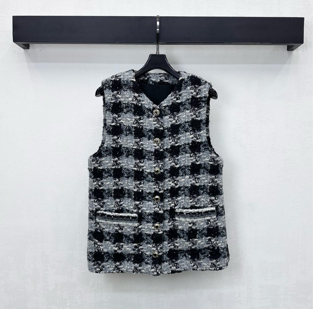 NO:622349,Chane*2025 new products are on the shelves. Plaid binding dress vest. Customized YB imported woolen material. The texture is obvious. The wool is visible to the naked eye. The texture is high-quality. The placket is decorated with the iconic letter logo element snaps to highlight the brand tone. The pocket edges are processed with bundled edge details. The overall contrasting plaid design adds layering to the look. Create a model of celebrity style. Development of surface accessories. Conventional cardigan style tailoring. The first choice for daily fashionable autumn and winter wear.  High version 3 colors 36 38 40,,chanel,alexander wang19860909Chane*2025新品上架 格纹捆边洋装马甲 定制YB进口粗纺羊毛呢材质 肌理明显 毛料肉眼可见 质感上乘 开襟沿用标志性字母徽标元素按扣装饰 彰显品牌调性 口袋边采用捆条包边细节处理 整体撞色格纹设计 增添造型层次感 打造名媛风典范 面辅料开发 常规开襟马甲版型剪裁 日常时髦精秋冬穿搭首选 高版本3色36 38 40,,chanel,alexander wang,Women's clothing
