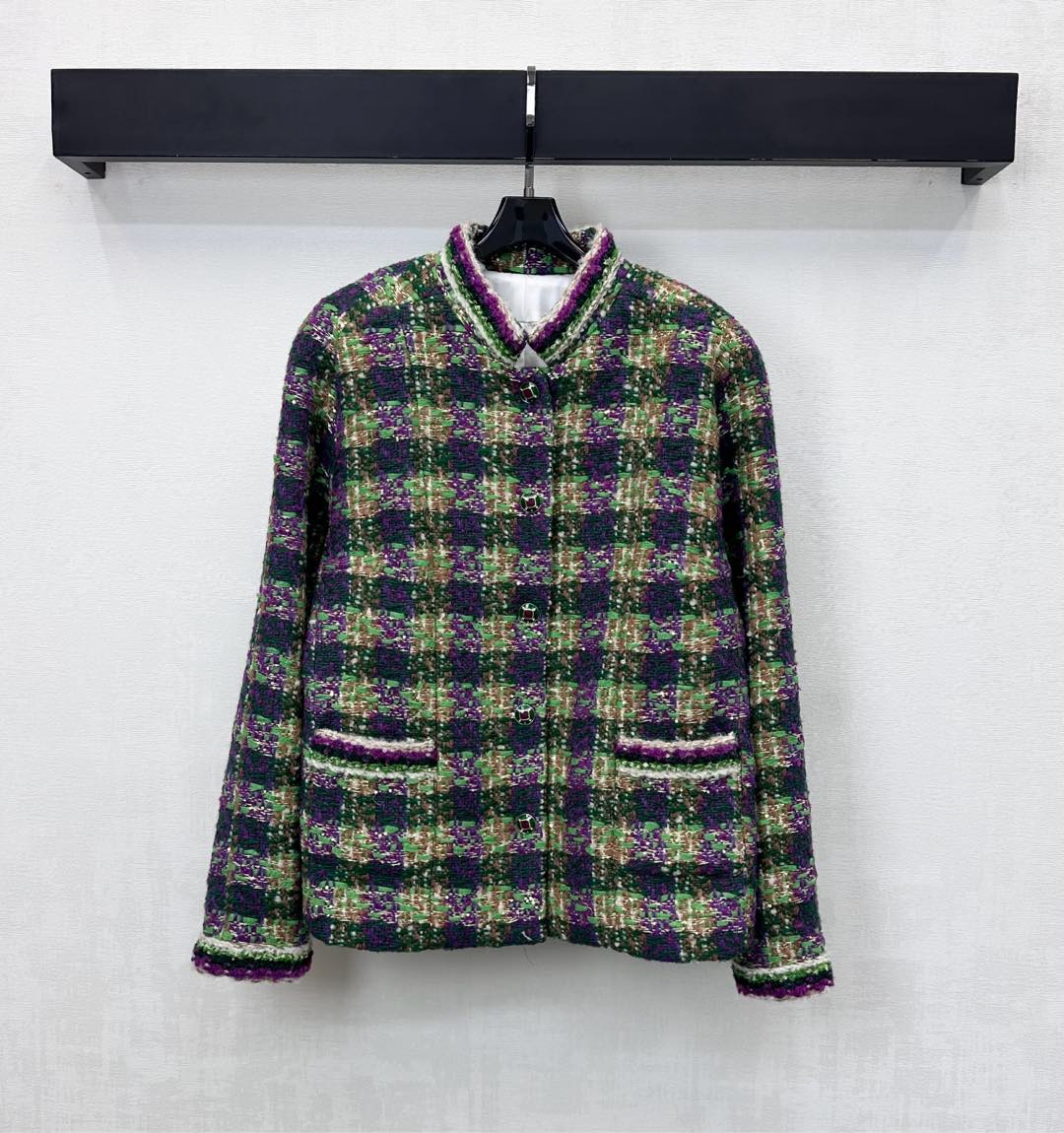 NO:622343,Chane*2025 new products are on the shelves. The plaid binding dress jacket is made of customized YB imported woolen material. The texture is obvious. The wool material is visible to the naked eye. The texture is high-quality. The placket is decorated with the iconic letter logo element snap buttons to highlight the brand tone. The collar and pocket edges are processed with binding strips. The overall contrasting plaid design adds a sense of layering to the look. Create a model of celebrity style. Development of surface accessories. Stand-up collar and shoulder jacket style tailoring.  The first choice for daily fashionable autumn and winter wear. High version 3 colors 36 38 40,,chanel,jackets & coats,alexander wang19860909Chane*2025新品上架 格纹捆边洋装外套定制YB进口粗纺羊毛呢材质 肌理明显 毛料肉眼可见 质感上乘 开襟沿用标志性字母徽标元素按扣装饰 彰显品牌调性 领边与口袋边都采用捆条包边细节处理 整体撞色格纹设计 增添造型层次感 打造名媛风典范 面辅料开发 立领正肩外套版型剪裁 日常时髦精秋冬穿搭首选 高版本3色36 38 40,,chanel,jackets & coats,alexander wang,Women's clothing