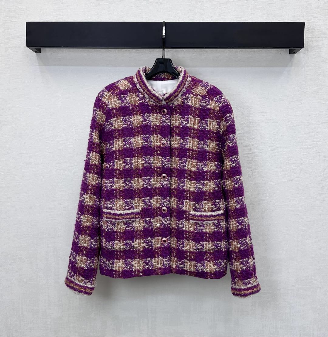 NO:622352,Chane*2025 new products are on the shelves. The plaid binding dress jacket is made of customized YB imported woolen material. The texture is obvious. The wool material is visible to the naked eye. The texture is high-quality. The placket is decorated with the iconic letter logo element snap buttons to highlight the brand tone. The collar and pocket edges are processed with binding strips. The overall contrasting plaid design adds a sense of layering to the look. Create a model of celebrity style. Development of surface accessories. Stand-up collar and shoulder jacket style tailoring.  The first choice for daily fashionable autumn and winter wear. High version 3 colors 36 38 40,,chanel,jackets & coats,alexander wang19860909Chane*2025新品上架 格纹捆边洋装外套定制YB进口粗纺羊毛呢材质 肌理明显 毛料肉眼可见 质感上乘 开襟沿用标志性字母徽标元素按扣装饰 彰显品牌调性 领边与口袋边都采用捆条包边细节处理 整体撞色格纹设计 增添造型层次感 打造名媛风典范 面辅料开发 立领正肩外套版型剪裁 日常时髦精秋冬穿搭首选 高版本3色36 38 40,,chanel,jackets & coats,alexander wang,Women's clothing