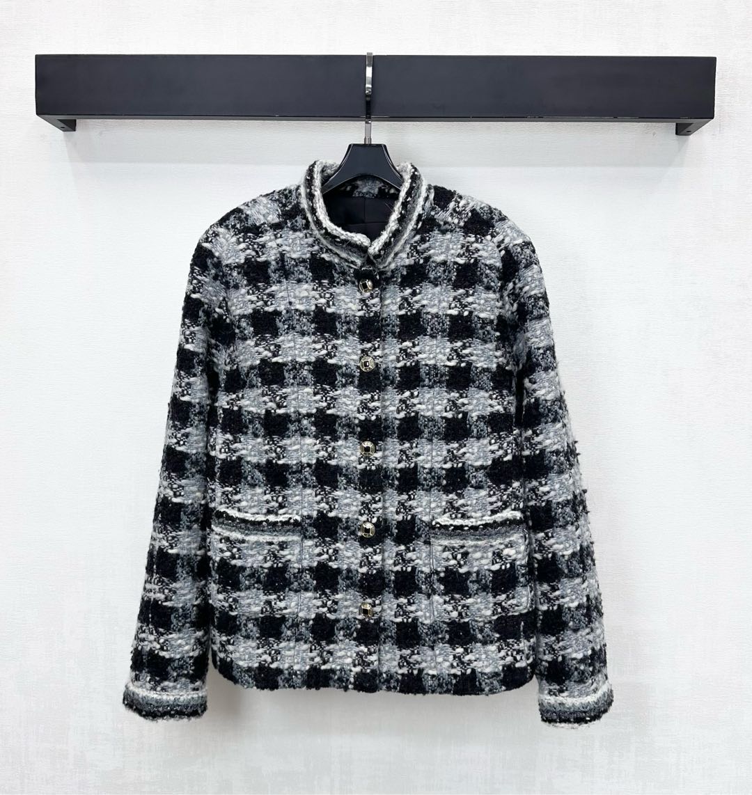 NO:622358,Chane*2025 new products are on the shelves. The plaid binding dress jacket is made of customized YB imported woolen material. The texture is obvious. The wool material is visible to the naked eye. The texture is high-quality. The placket is decorated with the iconic letter logo element snap buttons to highlight the brand tone. The collar and pocket edges are processed with binding strips. The overall contrasting plaid design adds a sense of layering to the look. Create a model of celebrity style. Development of surface accessories. Stand-up collar and shoulder jacket style tailoring.  The first choice for daily fashionable autumn and winter wear. High version 3 colors 36 38 40,,chanel,jackets & coats,alexander wang19860909Chane*2025新品上架 格纹捆边洋装外套定制YB进口粗纺羊毛呢材质 肌理明显 毛料肉眼可见 质感上乘 开襟沿用标志性字母徽标元素按扣装饰 彰显品牌调性 领边与口袋边都采用捆条包边细节处理 整体撞色格纹设计 增添造型层次感 打造名媛风典范 面辅料开发 立领正肩外套版型剪裁 日常时髦精秋冬穿搭首选 高版本3色36 38 40,,chanel,jackets & coats,alexander wang,Women's clothing