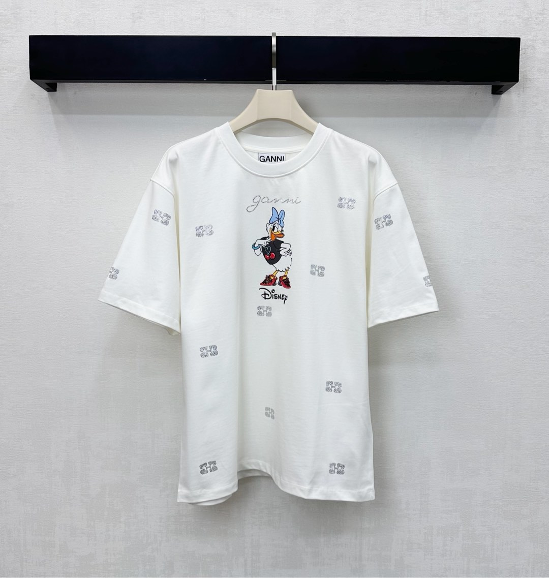 NO:622388,Gann*2025 new products are on the shelves Disney co-branded hot-drilled customized YB imported cotton material, breathable and comfortable, full of texture. The neckline is processed with threaded hemming details. The whole body is decorated with the iconic letter hot-drilled process to add a sense of layering. The Disney Donald Duck and iconic letter logo pattern is embellished in the center of the chest to highlight the brand tone. Development of surface accessories. Regular round-neck T-shirt tailoring. Wear it alone and look stylish.  High version 2 colors,,tees,t-shirt,alexander wang19860909Gann*2025新品上架迪士尼联名款烫钻定制YB进口全棉材质 透气舒适 质感十足 领口沿用螺纹包边细节处理 通体沿用标志性字母烫钻工艺装饰 增添造型层次感 胸前居中点缀迪士尼唐老鸭与标志性字母徽标图案 彰显品牌调性 面辅料开发 常规圆领T恤剪裁 单穿内穿出彩时髦  高版本2色,,tees，t-shirt,alexander wang,Women's clothing