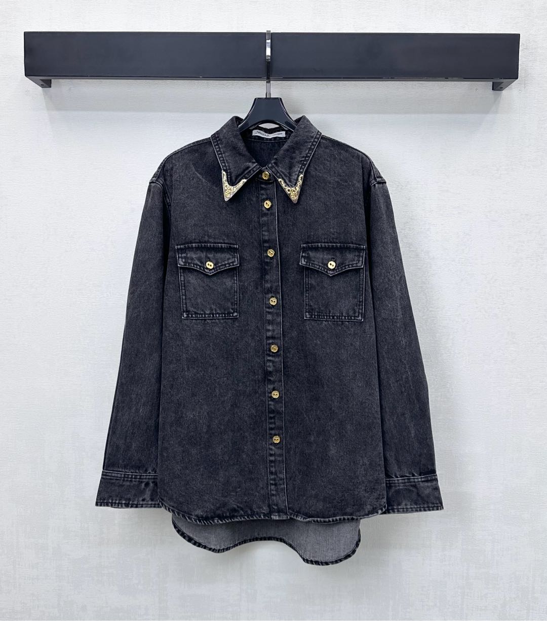 NO:622356,Sch*2025 new arrivals, selvedge lapel denim shirts, customized YB imported twill cotton denim material, crisp and stylish, high-quality texture, multiple enzyme washes to present retro black and gray, exquisite pointed collar with metal engraved V logo embellishment, matching placket with iconic letter button logo adjustment process, highlighting the brand tone, hem adopts contour design and symmetrical flap pocket decoration on the chest to add layering to the look. Development of surface accessories  The loose lapel shirt is cut in a fashionable and lazy upper body. It is casual and trendy for daily commuting. High version L, shirts, alexander wang19860909Sch*2025新品上架镶边翻领牛仔衬衫定制YB进口斜纹棉牛仔材质 挺括有型 质感上乘 多重酵素水洗呈现复古黑灰色 精致尖领配合金属刻印V标点缀 搭配开襟沿用标志性字母纽扣徽标调节处理 彰显品牌调性 下摆采用廓形轮廓设计与胸前对称翻盖口袋装饰 增添造型层次感 面辅料开发 宽松翻领衬衣版型剪裁上身时髦慵懒 日常通勤穿搭休闲潮流  高版本L,,shirts,alexander wang,Women's clothing