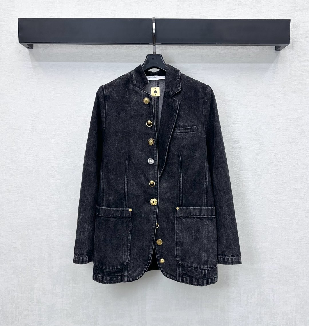 NO:622369,Sch*2025 new arrivals Irregular denim suit jackets are made of custom YB imported twill cotton denim material. Stiff and stylish, with superior texture. Multiple enzyme washes present a retro black and gray color. The placket is designed with a variety of irregular and multi-style buttons to adjust. Echoing the multi-style buttons on the cuffs and the heavy metal three-dimensional lock embellishment on the back neck, it highlights the brand tone. The three-dimensional cutting of the rear side is decorated with symmetrical large-capacity pockets to add a sense of layering to the look. Development of surface accessories. Lapel and shoulder suit tailoring.  Fashionable and lazy upper body, casual and trendy daily commuting wear, high version, jackets & coats, business suit, alexander wang19860909Sch*2025新品上架不规则牛仔西装外套定制YB进口斜纹棉牛仔材质 挺括有型 质感上乘 多重酵素水洗呈现复古黑灰色 开襟多种不规则多样式纽扣调节设计 呼应袖口多样式纽扣与后脖重工金属立体锁扣点缀 彰显品牌调性 后侧开叉立体裁剪配合对称大容量口袋装饰 增添造型层次感 面辅料开发 翻领正肩西装版型剪裁 上身时髦慵懒 日常通勤穿搭休闲潮流  高版本,,jackets & coats,business suit,alexander wang,Women's clothing