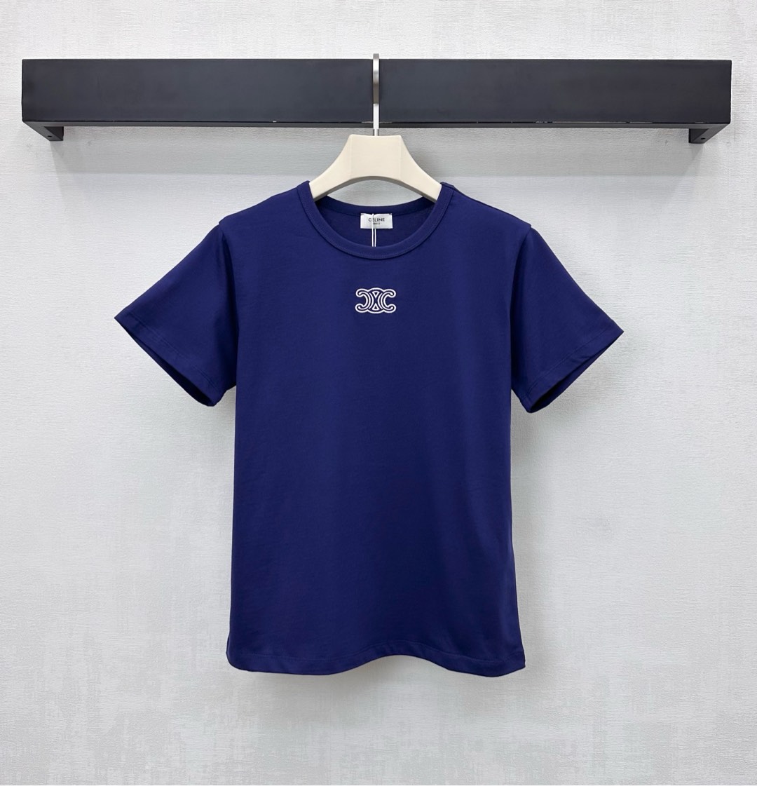 NO:622405,Celin*2025 new products are on the shelves. Round neck embroidered short-sleeved custom YB imported cotton material is full of texture, comfortable and breathable. The iconic Arc de Triomphe logo embroidery element is embellished in the center of the chest to highlight the brand tone. The collar edge is processed with threaded hemming details. The silhouette is designed with neat lines to add layering to the look. Development of surface accessories. Regular short-sleeved T-shirt tailoring. It is stylish when worn alone.  High version 4 colors L,,celine,T-shirt,tees,t-shirt,alexander wang19860909Celin*2025新品上架圆领刺绣短袖定制YB进口全棉材质 质感十足 舒适透气 胸前居中点缀标志性凯旋门徽标刺绣元素 彰显品牌调性 领边沿用螺纹包边细节处理 配合利落线条流畅设计版型 增添造型层次感 面辅料开发 常规短袖T恤剪裁 单穿内搭出彩时髦  高版本4色L,,celine,T-shirt,tees，t-shirt,alexander wang,Women's clothing