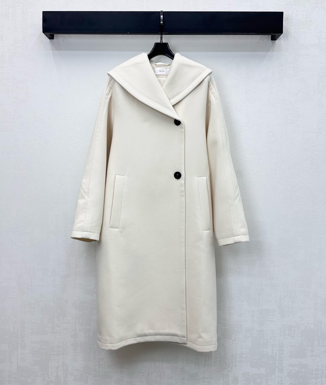 NO:622381,Comes with dust bag  Full of aura in autumn and winter, high version,,alexander wang19860909配防尘袋The row*2025新品上架翻领长款毛呢大衣定制YB进口精仿羊毛材质 质感品相绝佳 饰以单排斜襟大圆纽扣调节装饰 彰显品牌调性 氛围时髦而高级 对称插兜口袋设计 增添造型层次感 面辅料开发 长款大翻领大衣剪裁 经久不衰的简约版型 适配风格毫不受限 直筒H版型修饰包容身材 穿搭高级松弛 秋冬气场十足 高版本,,alexander wang,Women's clothing