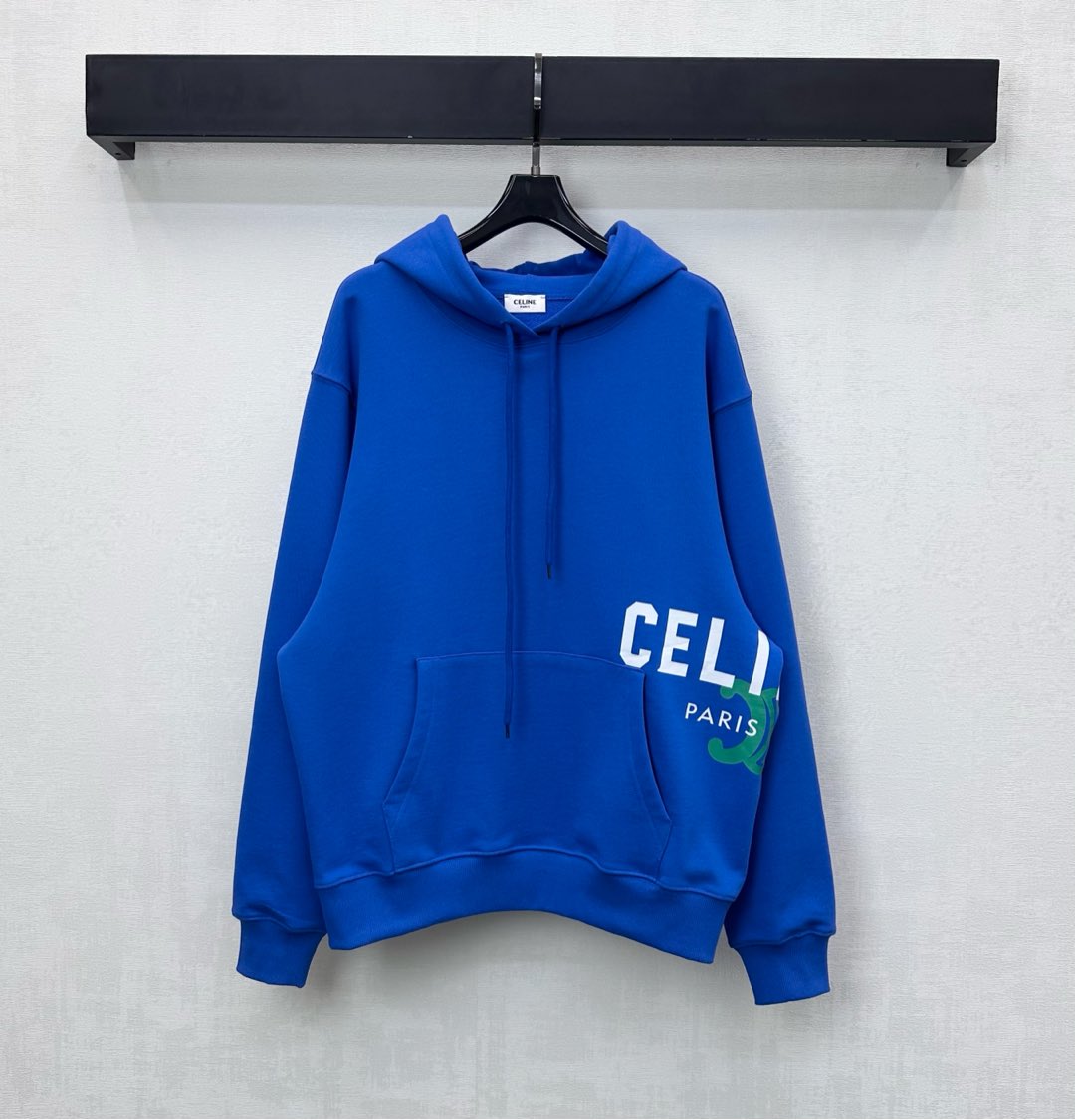 NO:623615,Celin* new product is on the shelves. Hooded drawstring printed sweatshirt. Customized YB imported virgin cotton material. Stiff and stylish. Full of texture. Use drawstring adjustment processing. Combined with dropped shoulder design to add layering to the look. The waist is embellished with contrasting iconic letter print patterns and logo elements to highlight the brand tone. Development of fabrics and accessories. Hooded drawstring silhouette sweatshirt tailoring. Casual and fashionable for daily wear. Trendy and fashionable.  High version 2 colors,,celine,hoodie,sweatshirts,hats,alexander wang19860909Celin*新品上架 连帽抽绳印花卫衣 定制YB进口原生全棉材质 挺括有型 质感十足 沿用抽绳调节处理 配合落肩版型设计 增添造型层次感 腰侧点缀撞色标志性字母印花图案与徽标元素 彰显品牌调性 面辅料开发 连帽抽绳廓形卫衣剪裁 日常穿搭休闲时尚 潮流时髦  高版本2色,,celine,hoodie,sweatshirts,hats,alexander wang,Women's clothing
