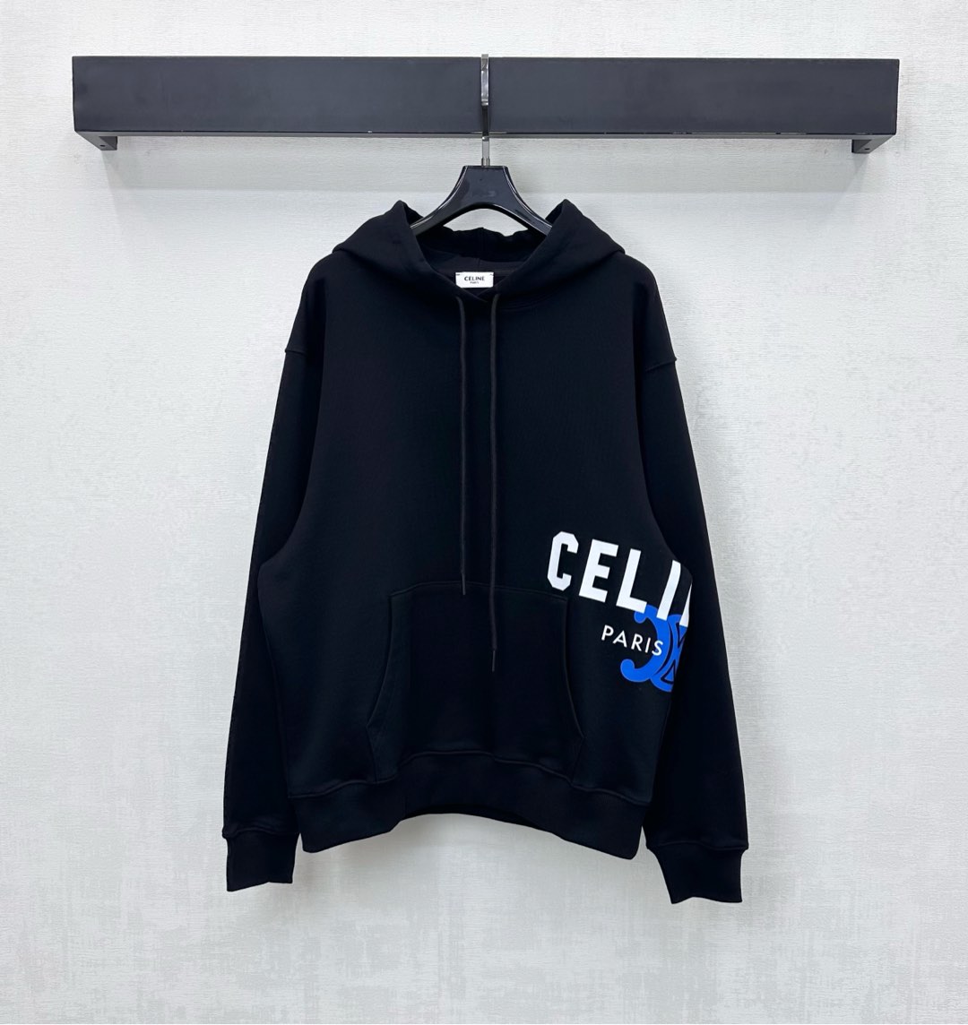 NO:623627,Celin* new product is on the shelves. Hooded drawstring printed sweatshirt. Customized YB imported virgin cotton material. Stiff and stylish. Full of texture. Use drawstring adjustment processing. Combined with dropped shoulder design to add layering to the look. The waist is embellished with contrasting iconic letter print patterns and logo elements to highlight the brand tone. Development of fabrics and accessories. Hooded drawstring silhouette sweatshirt tailoring. Casual and fashionable for daily wear. Trendy and fashionable.  High version 2 colors,,celine,hoodie,sweatshirts,hats,alexander wang19860909Celin*新品上架 连帽抽绳印花卫衣 定制YB进口原生全棉材质 挺括有型 质感十足 沿用抽绳调节处理 配合落肩版型设计 增添造型层次感 腰侧点缀撞色标志性字母印花图案与徽标元素 彰显品牌调性 面辅料开发 连帽抽绳廓形卫衣剪裁 日常穿搭休闲时尚 潮流时髦  高版本2色,,celine,hoodie,sweatshirts,hats,alexander wang,Women's clothing