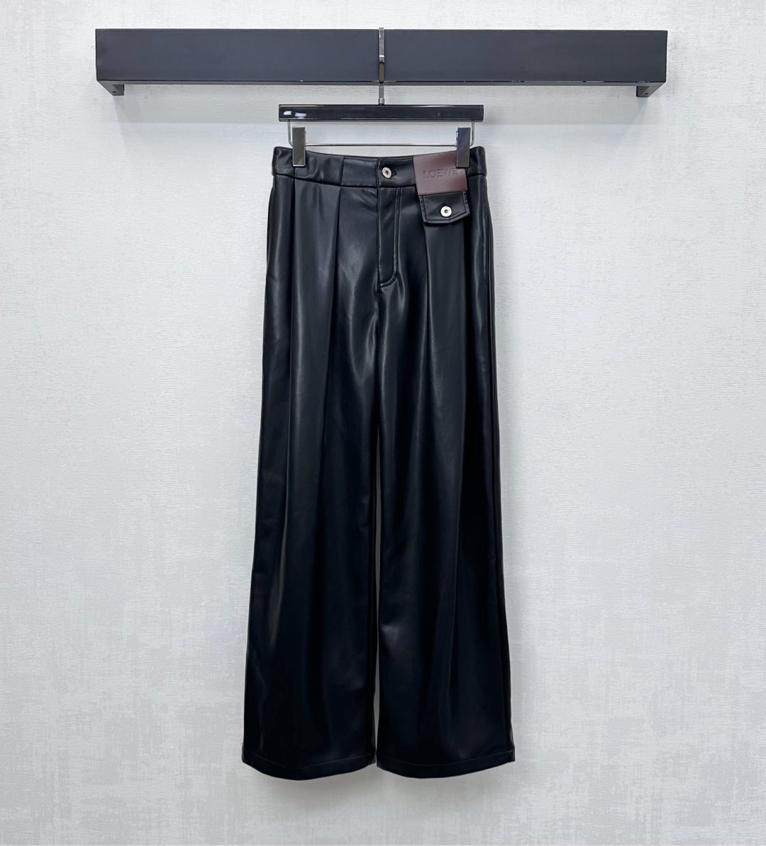 NO:623573,Loew*'s new arrival plus velvet straight leather pants are made of imported YB washed leather. Sleek and stylish. The texture is glossy. Short velvet brushed lining. Warm and comfortable. The brown leather label with iconic letters on the waist is embellished to echo the engraved buttons for adjustment. Highlighting the brand's tone. Symmetric pocket decoration and three-dimensional pleat design. Clean and smooth lines. Adding layering to the look. Development of surface accessories. High-waisted wide-leg trousers cut. Casual matching to show fashionable charm.  High version,,loewe,alexander wang19860909Loew*新品上架加绒直筒皮裤定制YB进口水洗皮革材质 垂顺有型 质感光泽 内里短绒磨毛 保暖舒适 腰间拼接标志性字母棕色皮标点缀呼应刻印纽扣调节处理 彰显品牌调性 对称插兜口袋装饰配合立体褶子设计 线条利落流畅 增添造型层次感 面辅料开发 高腰阔腿长裤版型剪裁 随意搭配穿搭尽显时髦魅力  高版本,,loewe,alexander wang,Women's clothing