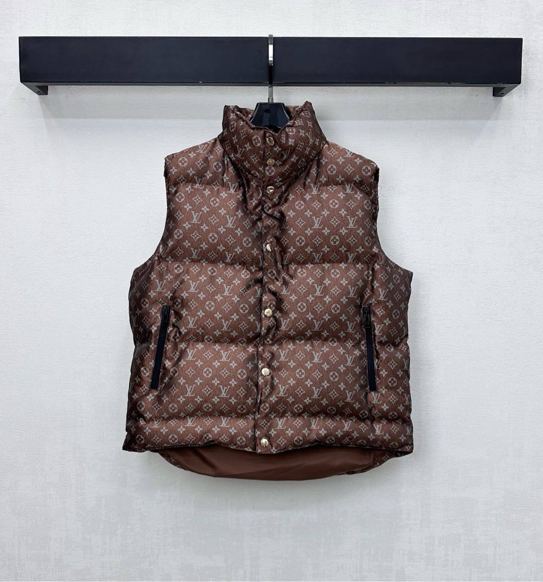 NO:623536,With dust bag  Pair it casually with skirts and trousers to show off the high-street fashion style. High version in 2 colors, Louis Vuitton, skirts, down jacket, alexander wang19860909配防尘袋Louis Vuitto*新品上架立领腰带羽绒马甲定制YB进口尼龙材质 内里羽绒棉填充 整件轻盈保暖 通体长方形压纹配合开襟刻印按扣调节设计 增添造型层次感 通体满印标志性四叶草字母徽标元素 彰显品牌调性 防风御寒效果一绝 面辅料开发 立领马甲版型剪裁 秋冬叠穿首选 随意搭配裙装裤装均显高街时髦风格  高版本2色,,louis vuitton,skirts,down jacket,alexander wang,Women's clothing