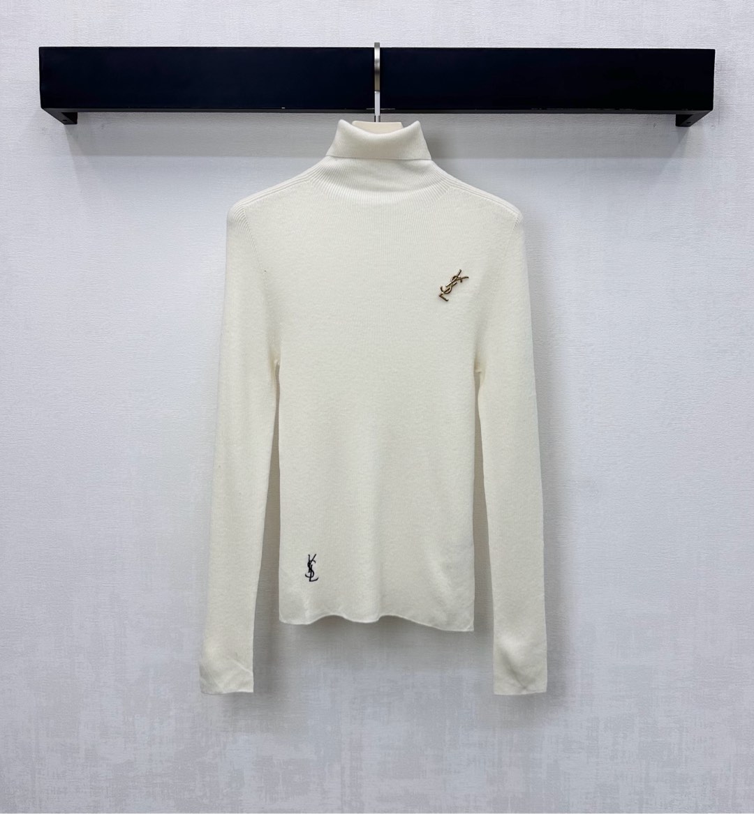 NO:623623,Ysl/Saint Laurent* new arrivals high collar letter logo bottoming shirt customized YB imported worsted wool material, full of elasticity, skin-friendly and soft, embellished with the iconic letter metal logo on the chest, echoing the embroidered letters on the hem, highlighting the brand tone. The interior is decorated with metal chains, the elastic close-fitting version is visually slim and slim, the overall lines are smooth, adding layering to the shape, the development of surface accessories, slim high-neck bottoming tailoring, worn alone and layered, relaxed and fashionable, high version 3 colors, saint  laurent,saint laurent,alexander wang19860909Ysl / Saint Laurent*新品上架高领字母徽标打底衫定制YB进口精纺羊毛材质 弹力十足 亲肤柔软 胸前点缀标志性字母金属徽标 呼应下摆刺绣字母 彰显品牌调性 内里沿用金属链条装饰 弹性贴身版型视觉修身显瘦 整体线条流畅 增添造型层次感 面辅料开发 修身高领打底剪裁 单穿叠穿松弛时髦  高版本3色,,saint laurent,saint laurent,alexander wang,Women's clothing