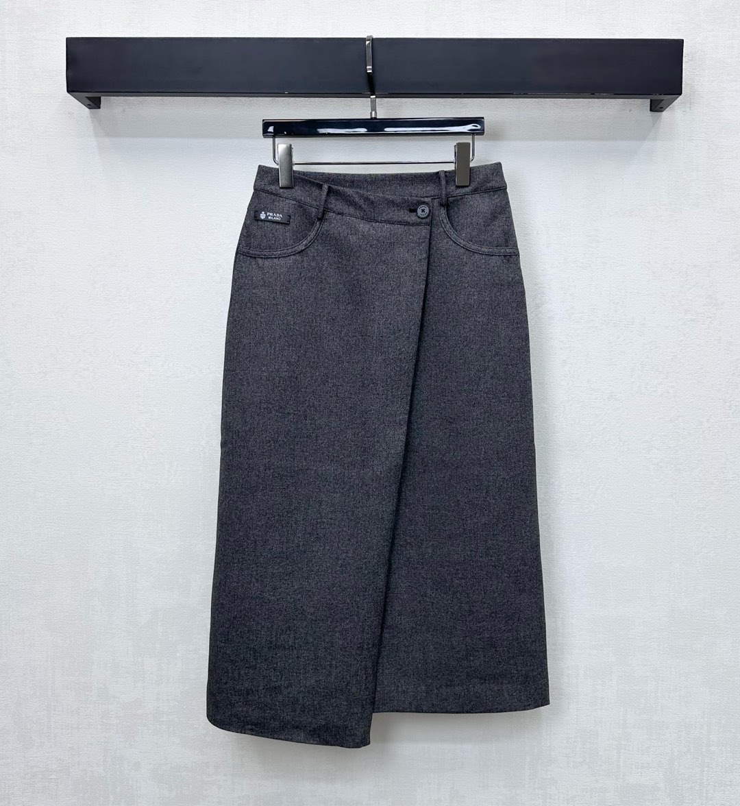 NO:623645,Prad*’s new arrival, Irregular mid-length skirt, made of imported YB cotton and polyester material, is crisp and stylish, and uses button adjustment design to match the irregular hem. One-piece front cover adds a sense of layering to the look. The waist is embellished with iconic letter leather label decoration, echoing the metal triangle label on the hip pocket, highlighting the brand tone. Development of surface accessories. Irregular skirt cut. Intimate and moderate length. Easy to wear in daily wear. Fashionable and stylish.  High version 2 colors,,prada,skirts,alexander wang19860909Prad*新品上架不规则中长款半裙定制YB进口棉涤材质 挺括有型 沿用纽扣调节设计配合不规则裙摆处理 前侧一片式遮挡 增添造型层次感 腰间点缀标志性字母皮标装饰 与后臀口袋处金属三角标呼应 彰显品牌调性 面辅料开发 不规则半裙剪裁 贴心适中长度 日常穿搭都可轻松驾驭 时髦洋气 高版本2色,,prada,skirts,alexander wang,Women's clothing