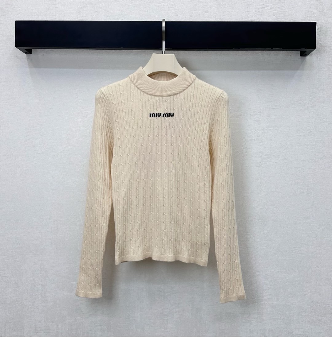 NO:624312,Miumi*2025 new products are on the shelves. Customized YB imported wool knitted sweater. Full of elasticity. Skin-friendly and soft. The collar, cuffs and hem are wrapped with threaded details. The smooth texture of the whole body twist lines adds layering to the look. The iconic letter embroidered logo is decorated in the center of the chest to highlight the brand tone. The development of surface accessories.19860909Miumi*2025新品上架修身字母针织衫定制YB进口羊毛针织材质 弹力十足 亲肤柔软 领口袖口与衣摆螺纹细节包边处理 通体麻花线条流畅肌理 增添造型层次感 胸前居中点缀标志性字母刺绣徽标装饰 彰显品牌调性 面辅料开发 修身圆领打底剪裁 单穿叠穿松弛时髦  高版本2色,,miumiu,alexander wang,Women's clothing
