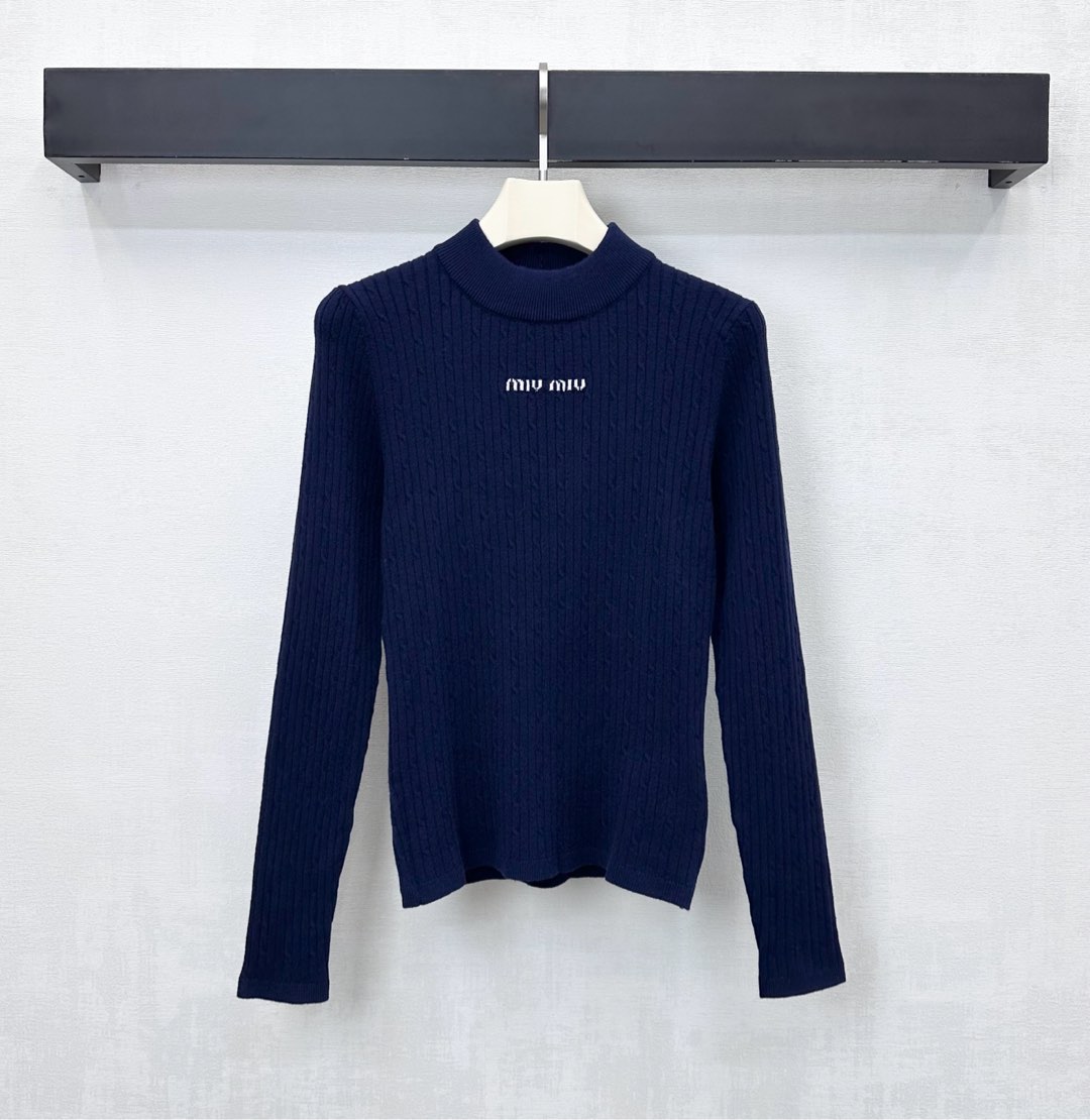 NO:624318,Miumi*2025 new products are on the shelves. Customized YB imported wool knitted sweater. Full of elasticity. Skin-friendly and soft. The collar, cuffs and hem are wrapped with threaded details. The smooth texture of the whole body twist lines adds layering to the look. The iconic letter embroidered logo is decorated in the center of the chest to highlight the brand tone. The development of surface accessories.19860909Miumi*2025新品上架修身字母针织衫定制YB进口羊毛针织材质 弹力十足 亲肤柔软 领口袖口与衣摆螺纹细节包边处理 通体麻花线条流畅肌理 增添造型层次感 胸前居中点缀标志性字母刺绣徽标装饰 彰显品牌调性 面辅料开发 修身圆领打底剪裁 单穿叠穿松弛时髦  高版本2色,,miumiu,alexander wang,Women's clothing