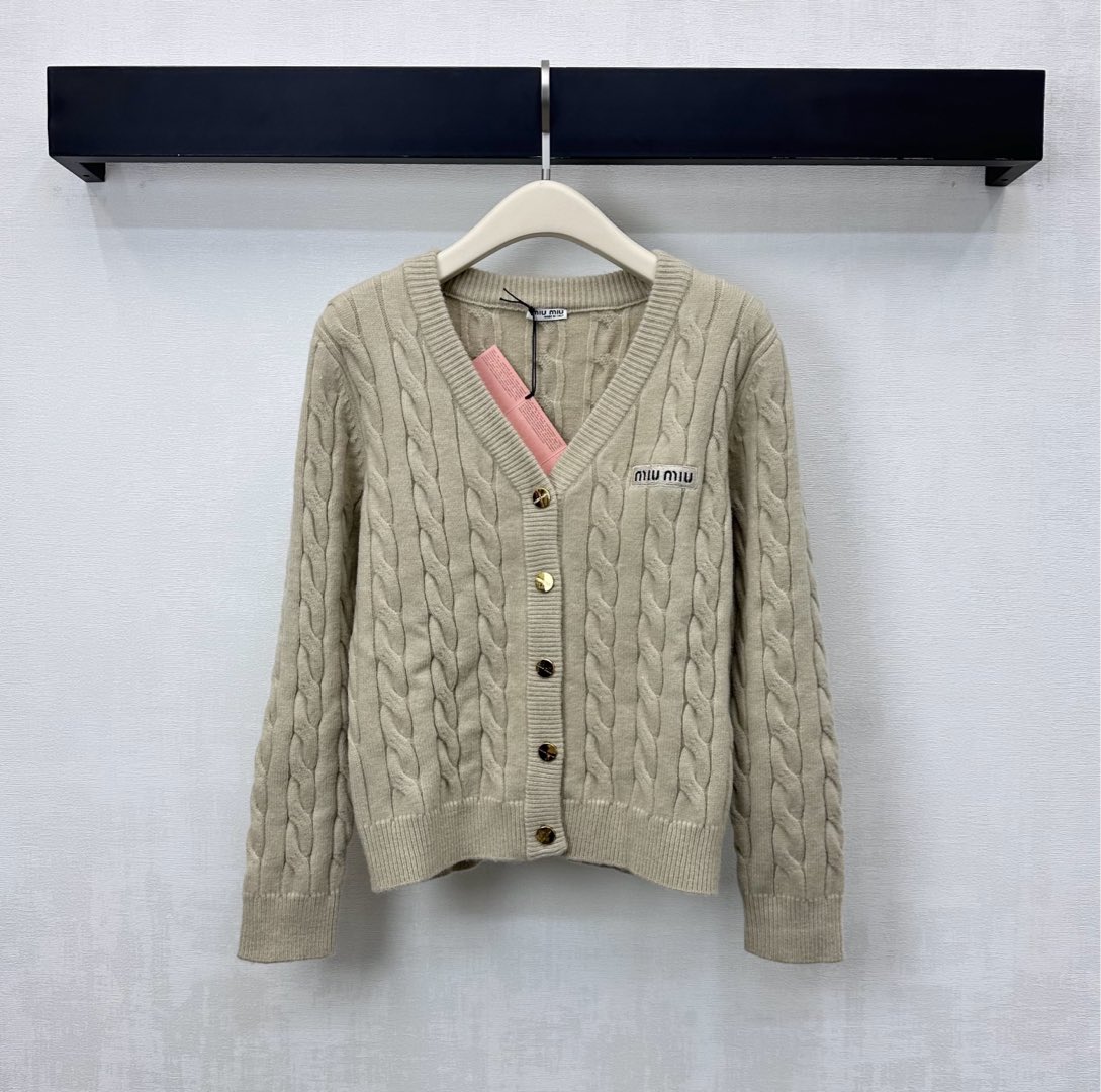 NO:624328,Miumi*2025 new product launch V-neck knitted cardigan made of YB imported wool knitted material. Breathable and comfortable. The placket is adjusted with metal engraved round buckles. It is decorated with the iconic letter embroidery logo on the chest to highlight the brand tone. The collar, cuffs and hem are processed with threaded hemming details to add layering to the look. The development of surface accessories. Buttoned shoulder cardigan tailoring. The version is tolerant of the body. It can be worn casually to reduce age and fashion.  High version 2 colors,,miumiu,alexander wang19860909Miumi*2025新品上架V领针织开衫定制YB进口羊毛针织材质 透气舒适 开襟沿用金属刻印圆扣调节设计 配合胸前点缀标志性字母刺绣徽标装饰 彰显品牌调性 领边袖口与下摆采用螺纹包边细节处理 增添造型层次感 面辅料开发 纽扣正肩开衫剪裁 版型包容身材 随意搭配穿搭减龄时髦  高版本2色,,miumiu,alexander wang,Women's clothing