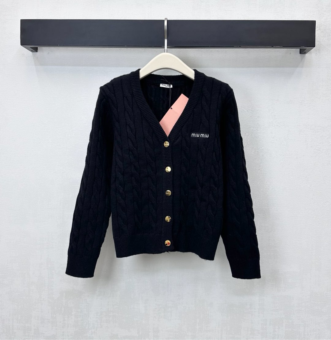 NO:624324,Miumi*2025 new product launch V-neck knitted cardigan made of YB imported wool knitted material. Breathable and comfortable. The placket is adjusted with metal engraved round buckles. It is decorated with the iconic letter embroidery logo on the chest to highlight the brand tone. The collar, cuffs and hem are processed with threaded hemming details to add layering to the look. The development of surface accessories. Buttoned shoulder cardigan tailoring. The version is tolerant of the body. It can be worn casually to reduce age and fashion.  High version 2 colors,,miumiu,alexander wang19860909Miumi*2025新品上架V领针织开衫定制YB进口羊毛针织材质 透气舒适 开襟沿用金属刻印圆扣调节设计 配合胸前点缀标志性字母刺绣徽标装饰 彰显品牌调性 领边袖口与下摆采用螺纹包边细节处理 增添造型层次感 面辅料开发 纽扣正肩开衫剪裁 版型包容身材 随意搭配穿搭减龄时髦  高版本2色,,miumiu,alexander wang,Women's clothing