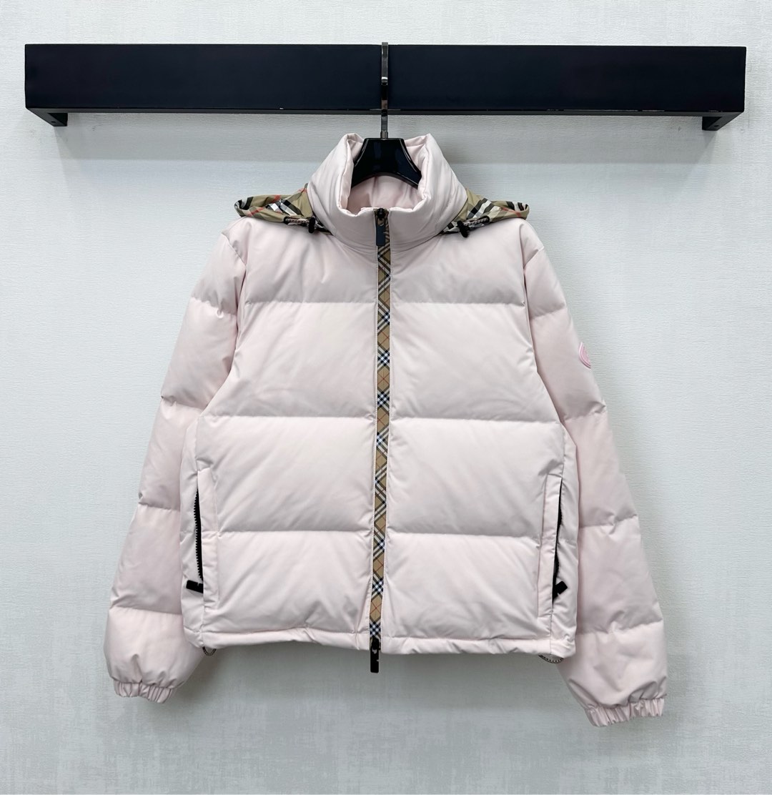 NO:624316,Comes with dust bag Bur BBR*2025 new arrival. Hidden detachable hooded down jacket, custom-made YB imported nylon material. Filled with down cotton inside. Overall light and warm. The hidden hood design is used to add layering to the look. Excellent wind and cold protection. The front zipper echoes the inside of the hood collar and is decorated with iconic plaid elements. It is decorated with the embossed war horse logo on the sleeves and arms to highlight the brand's tone. Development of surface accessories. Regular zipper jacket style tailoring. Autumn and winter wear is more fashionable and casual.  High version 2 colors,,burberry,jackets & coats,down jacket,hats,alexander wang19860909配防尘袋Bur BBR*2025新品上架隐藏可拆卸连帽羽绒外套定制YB进口尼龙材质 内里羽绒棉填充 整体轻盈保暖 沿用隐藏连帽设计 增添造型层次感 防风御寒效果绝佳 前襟拉链与帽领内侧呼应点缀标志性格纹元素 配合袖臂浮雕凹凸战马徽标装饰 彰显品牌调性 面辅料开发 常规拉链外套版型剪裁 秋冬穿搭更为时髦休闲 高版本2色,,burberry,jackets & coats,down jacket,hats,alexander wang,Women's clothing