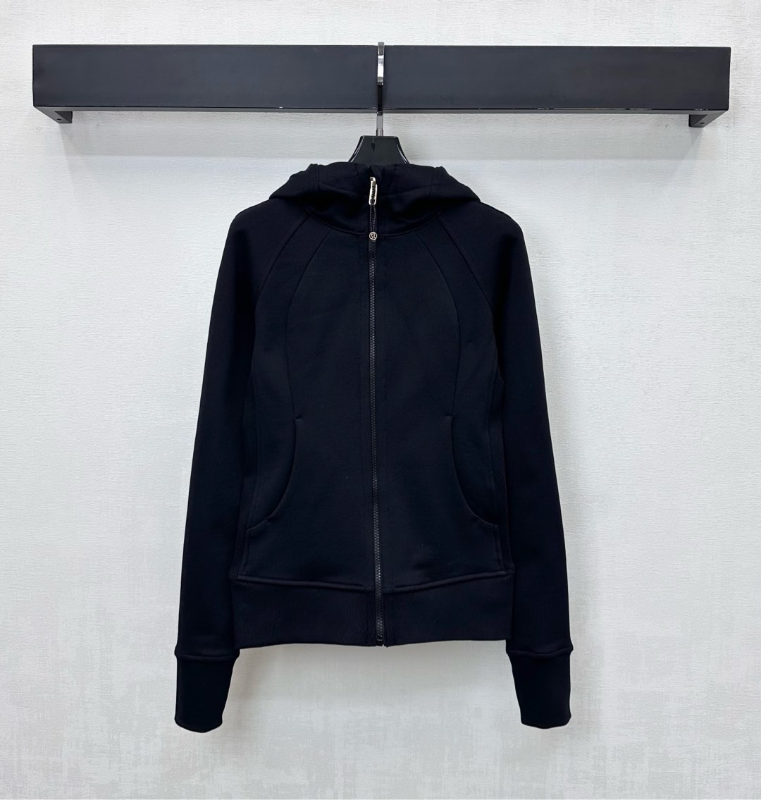 NO:624269,Lulu*2025 new products are on the shelves. The slim hooded jacket is made of custom YB imported twill cotton. It is comfortable and warm with high quality. The shoulders are contoured with contrasting color lines. It is processed with threaded edges on the cuffs and hem to add layering to the look. The placket is engraved with metal twist rope zipper adjustment design. It echoes the iconic embroidered logo elements on the hat brim and highlights the brand tone. Development of surface accessories. Slim hooded jacket tailoring. Casual and fashionable daily commuting wear.  High version 5 colors,,jackets & coats,hats,alexander wang19860909Lulu*2025新品上架修身连帽外套定制YB进口斜纹棉材质 舒适保暖 质感上乘 肩头采用撞色走线形成轮廓 配合袖口与衣摆螺纹包边细节处理 增添造型层次感 开襟刻印金属绞花绳拉链调节设计 呼应帽沿点缀标志性刺绣徽标元素 彰显品牌调性 面辅料开发 修身连帽外套剪裁 日常通勤穿搭休闲时髦 高版本5色,,jackets & coats,hats,alexander wang,Women's clothing