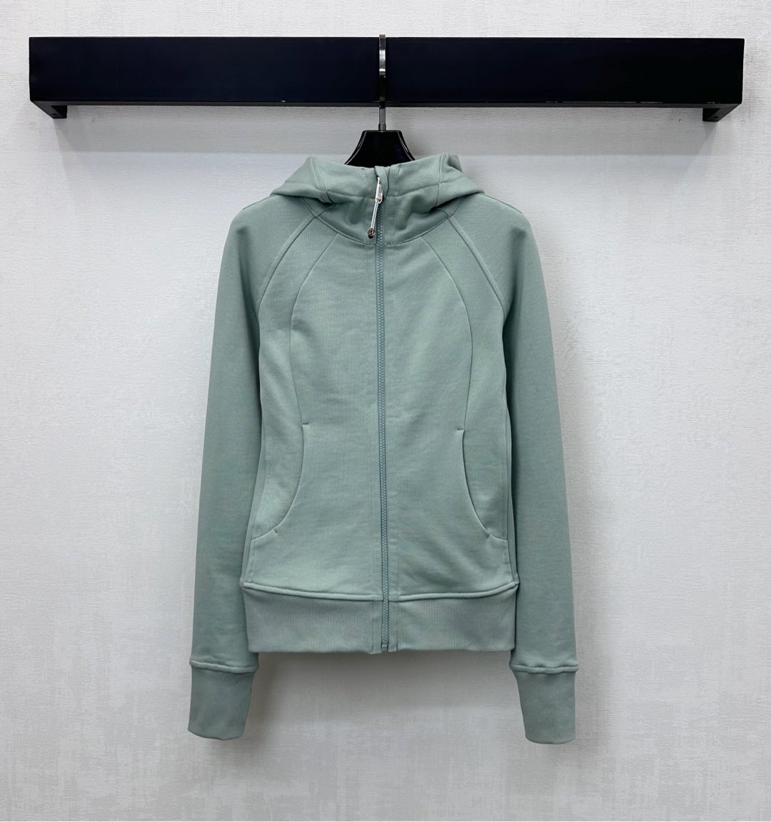 NO:624304,Lulu*2025 new products are on the shelves. The slim hooded jacket is made of custom YB imported twill cotton. It is comfortable and warm with high quality. The shoulders are contoured with contrasting color lines. It is processed with threaded edges on the cuffs and hem to add layering to the look. The placket is engraved with metal twist rope zipper adjustment design. It echoes the iconic embroidered logo elements on the hat brim and highlights the brand tone. Development of surface accessories. Slim hooded jacket tailoring. Casual and fashionable daily commuting wear.  High version 5 colors,,jackets & coats,hats,alexander wang19860909Lulu*2025新品上架修身连帽外套定制YB进口斜纹棉材质 舒适保暖 质感上乘 肩头采用撞色走线形成轮廓 配合袖口与衣摆螺纹包边细节处理 增添造型层次感 开襟刻印金属绞花绳拉链调节设计 呼应帽沿点缀标志性刺绣徽标元素 彰显品牌调性 面辅料开发 修身连帽外套剪裁 日常通勤穿搭休闲时髦 高版本5色,,jackets & coats,hats,alexander wang,Women's clothing