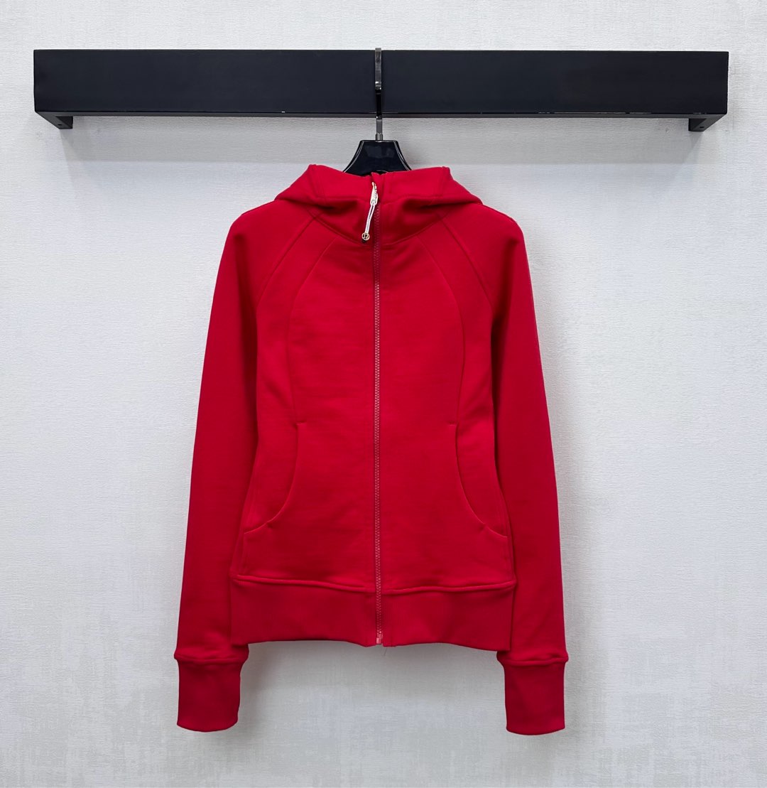 NO:624292,Lulu*2025 new products are on the shelves. The slim hooded jacket is made of custom YB imported twill cotton. It is comfortable and warm with high quality. The shoulders are contoured with contrasting color lines. It is processed with threaded edges on the cuffs and hem to add layering to the look. The placket is engraved with metal twist rope zipper adjustment design. It echoes the iconic embroidered logo elements on the hat brim and highlights the brand tone. Development of surface accessories. Slim hooded jacket tailoring. Casual and fashionable daily commuting wear.  High version 5 colors,,jackets & coats,hats,alexander wang19860909Lulu*2025新品上架修身连帽外套定制YB进口斜纹棉材质 舒适保暖 质感上乘 肩头采用撞色走线形成轮廓 配合袖口与衣摆螺纹包边细节处理 增添造型层次感 开襟刻印金属绞花绳拉链调节设计 呼应帽沿点缀标志性刺绣徽标元素 彰显品牌调性 面辅料开发 修身连帽外套剪裁 日常通勤穿搭休闲时髦 高版本5色,,jackets & coats,hats,alexander wang,Women's clothing