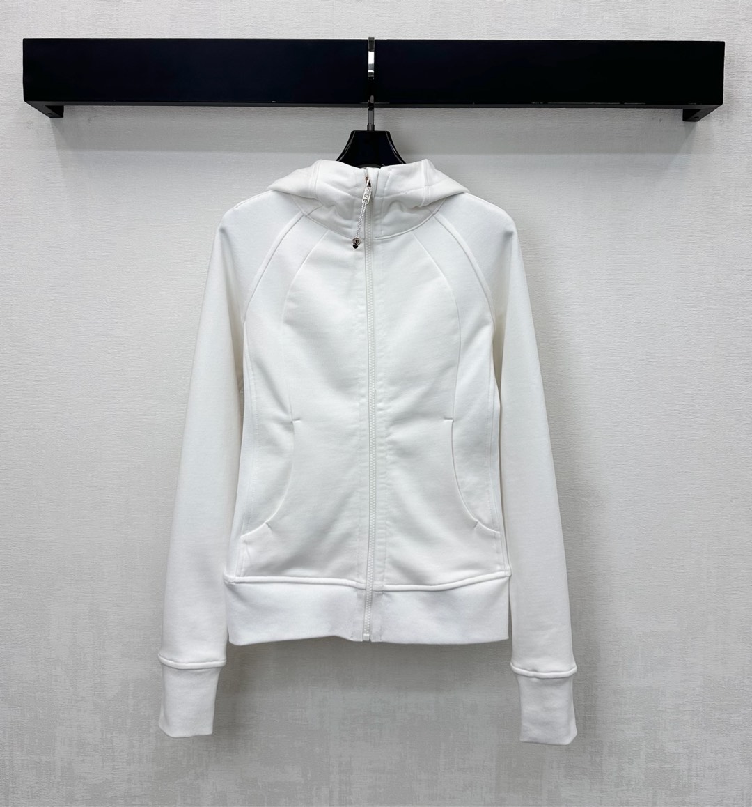 NO:624280,Lulu*2025 new products are on the shelves. The slim hooded jacket is made of custom YB imported twill cotton. It is comfortable and warm with high quality. The shoulders are contoured with contrasting color lines. It is processed with threaded edges on the cuffs and hem to add layering to the look. The placket is engraved with metal twist rope zipper adjustment design. It echoes the iconic embroidered logo elements on the hat brim and highlights the brand tone. Development of surface accessories. Slim hooded jacket tailoring. Casual and fashionable daily commuting wear.  High version 5 colors,,jackets & coats,hats,alexander wang19860909Lulu*2025新品上架修身连帽外套定制YB进口斜纹棉材质 舒适保暖 质感上乘 肩头采用撞色走线形成轮廓 配合袖口与衣摆螺纹包边细节处理 增添造型层次感 开襟刻印金属绞花绳拉链调节设计 呼应帽沿点缀标志性刺绣徽标元素 彰显品牌调性 面辅料开发 修身连帽外套剪裁 日常通勤穿搭休闲时髦 高版本5色,,jackets & coats,hats,alexander wang,Women's clothing