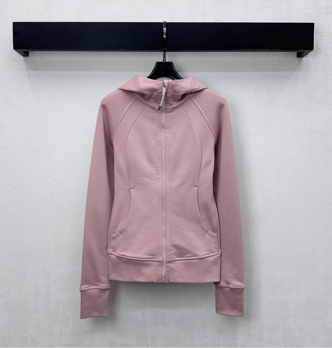 NO:624315,Lulu*2025 new products are on the shelves. The slim hooded jacket is made of custom YB imported twill cotton. It is comfortable and warm with high quality. The shoulders are contoured with contrasting color lines. It is processed with threaded edges on the cuffs and hem to add layering to the look. The placket is engraved with metal twist rope zipper adjustment design. It echoes the iconic embroidered logo elements on the hat brim and highlights the brand tone. Development of surface accessories. Slim hooded jacket tailoring. Casual and fashionable daily commuting wear.  High version 5 colors,,jackets & coats,hats,alexander wang19860909Lulu*2025新品上架修身连帽外套定制YB进口斜纹棉材质 舒适保暖 质感上乘 肩头采用撞色走线形成轮廓 配合袖口与衣摆螺纹包边细节处理 增添造型层次感 开襟刻印金属绞花绳拉链调节设计 呼应帽沿点缀标志性刺绣徽标元素 彰显品牌调性 面辅料开发 修身连帽外套剪裁 日常通勤穿搭休闲时髦 高版本5色,,jackets & coats,hats,alexander wang,Women's clothing