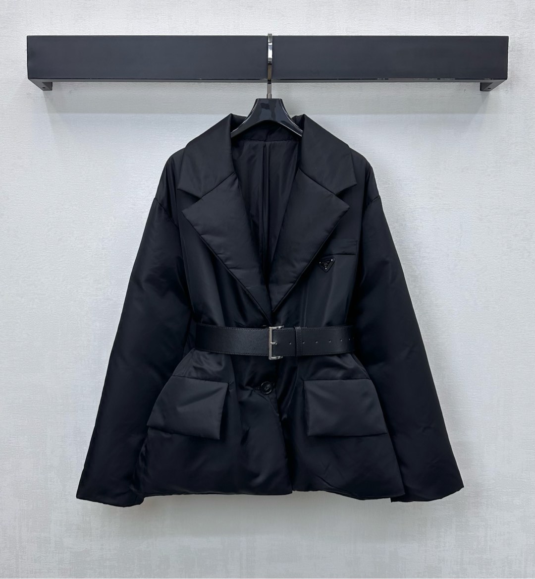 NO:624282,Comes with dust bag  Down filling: white duck down high version, prada, jackets & coats, down jacket, business suit, alexander wang19860909配防尘袋Prad*2025新品上架腰带枪驳领羽绒服定制YB进口尼龙材质 内里白鸭绒填充 整件轻盈保暖 开襟纽扣调节设计配合皮革穿孔腰带收紧勾勒 增添造型层次感 胸前点缀标志性三角徽标装饰 彰显品牌调性 防风御寒效果一绝 面辅料开发 翻领西装外套版型剪裁 秋冬穿搭高级时髦 充绒标准:国标90绒 充绒物:白鸭绒  高版本,,prada,jackets & coats,down jacket,business suit,alexander wang,Women's clothing